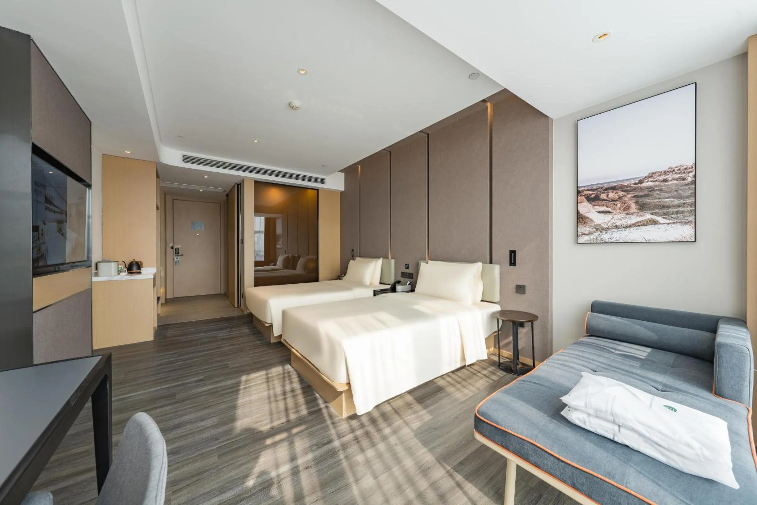 Photo of the whole room, Bed in 重庆西站站前广场亚朵酒店