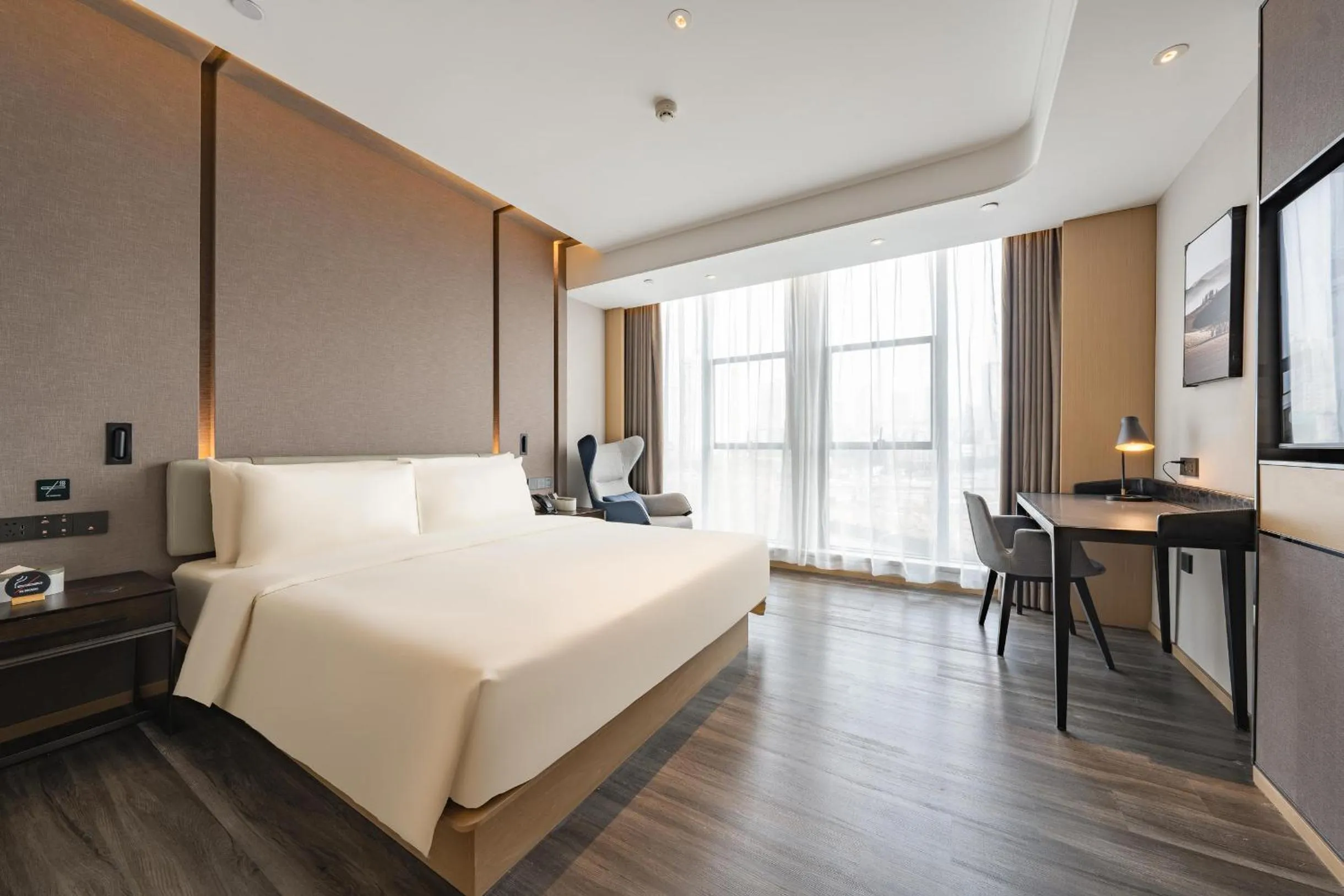 Photo of the whole room, Bed in 重庆西站站前广场亚朵酒店