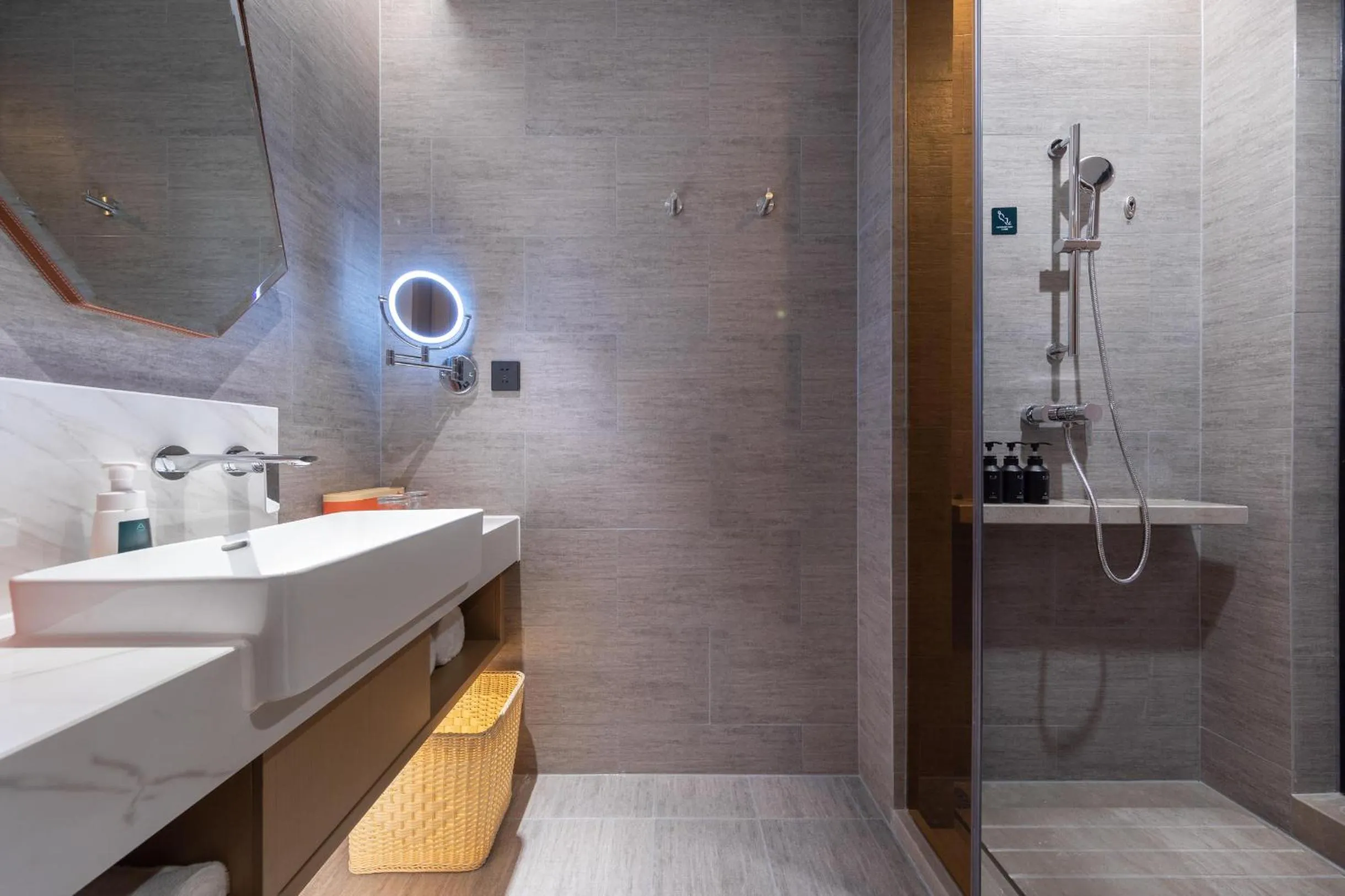 Shower in Atour Hotel Meishan Government Affairs Center