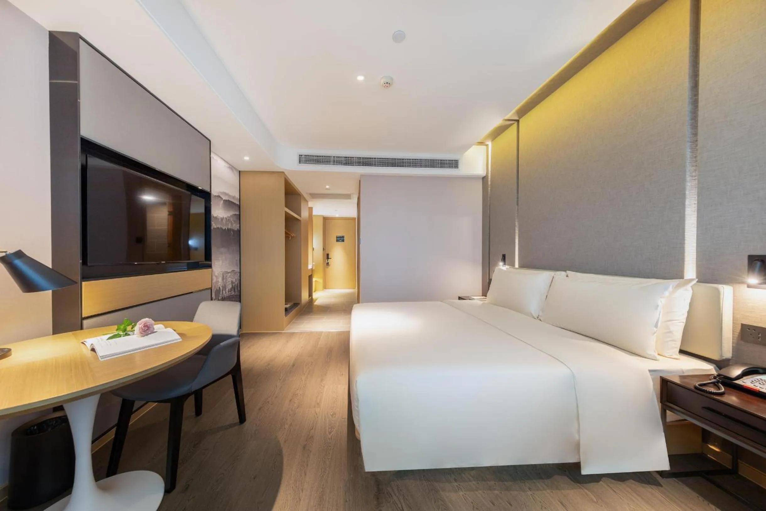 Bed in Atour Hotel Guiyang Guanshan Lake City Government