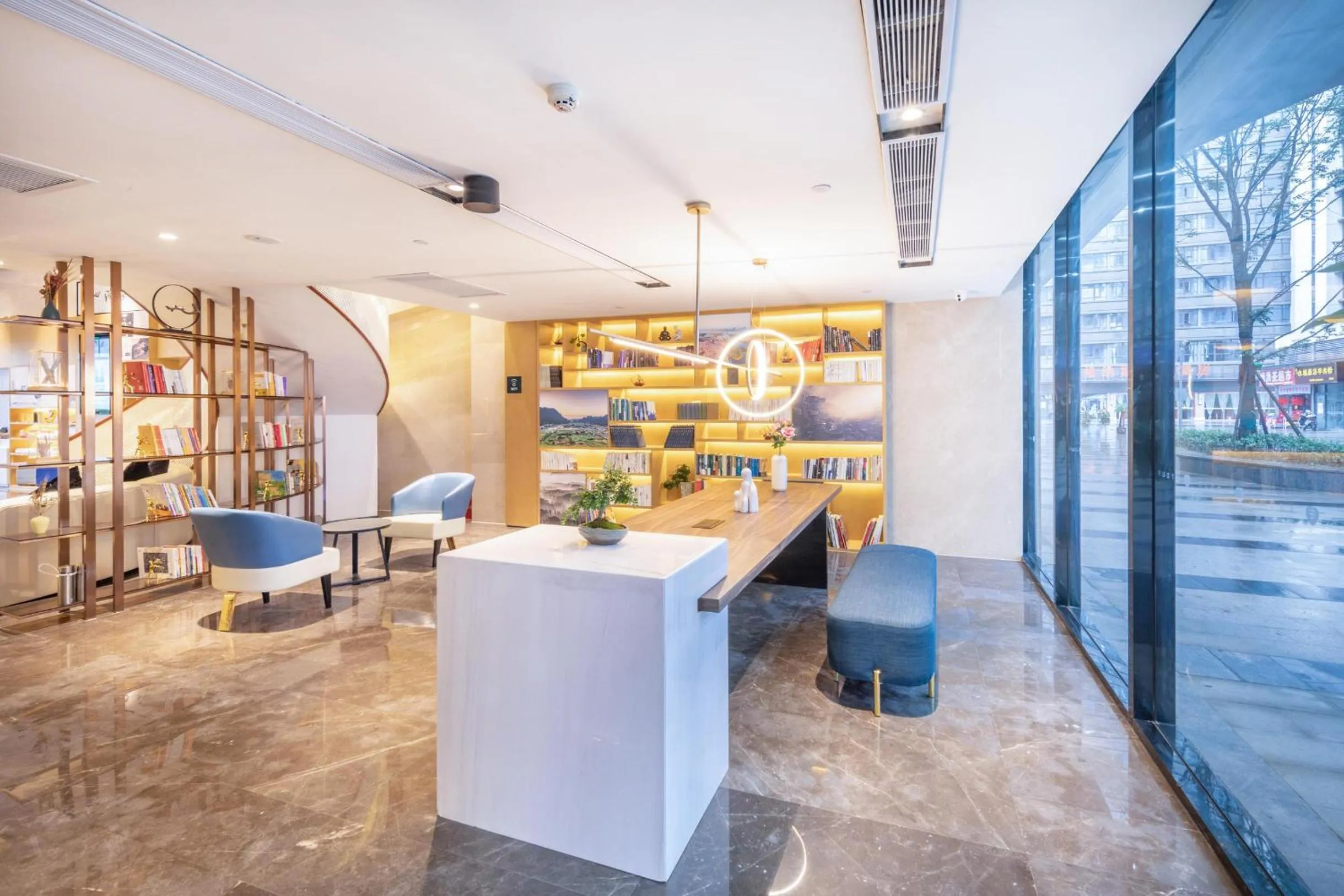 Atour Hotel Guiyang Guanshan Lake City Government