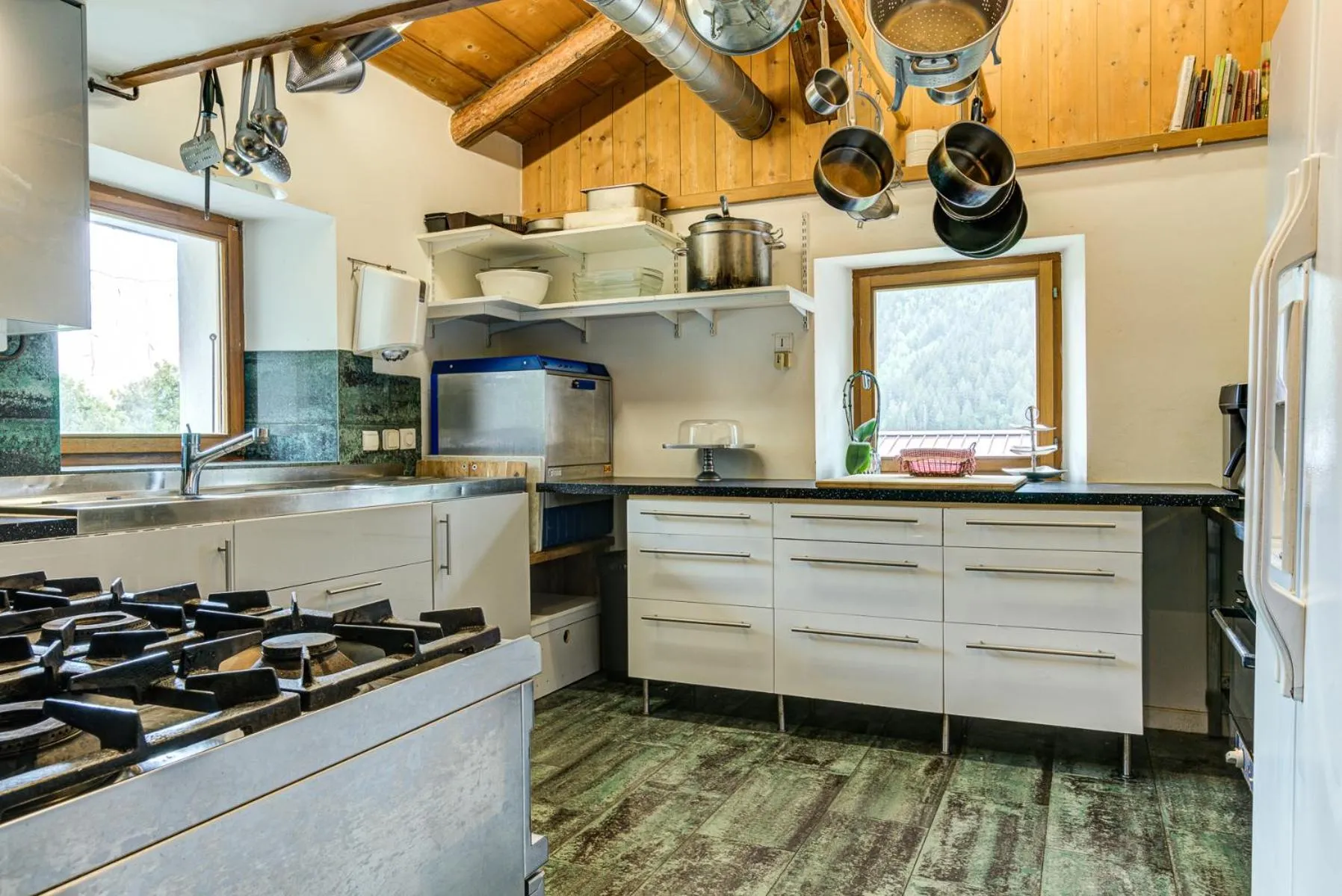 Kitchen or kitchenette in Chalet Tissières
