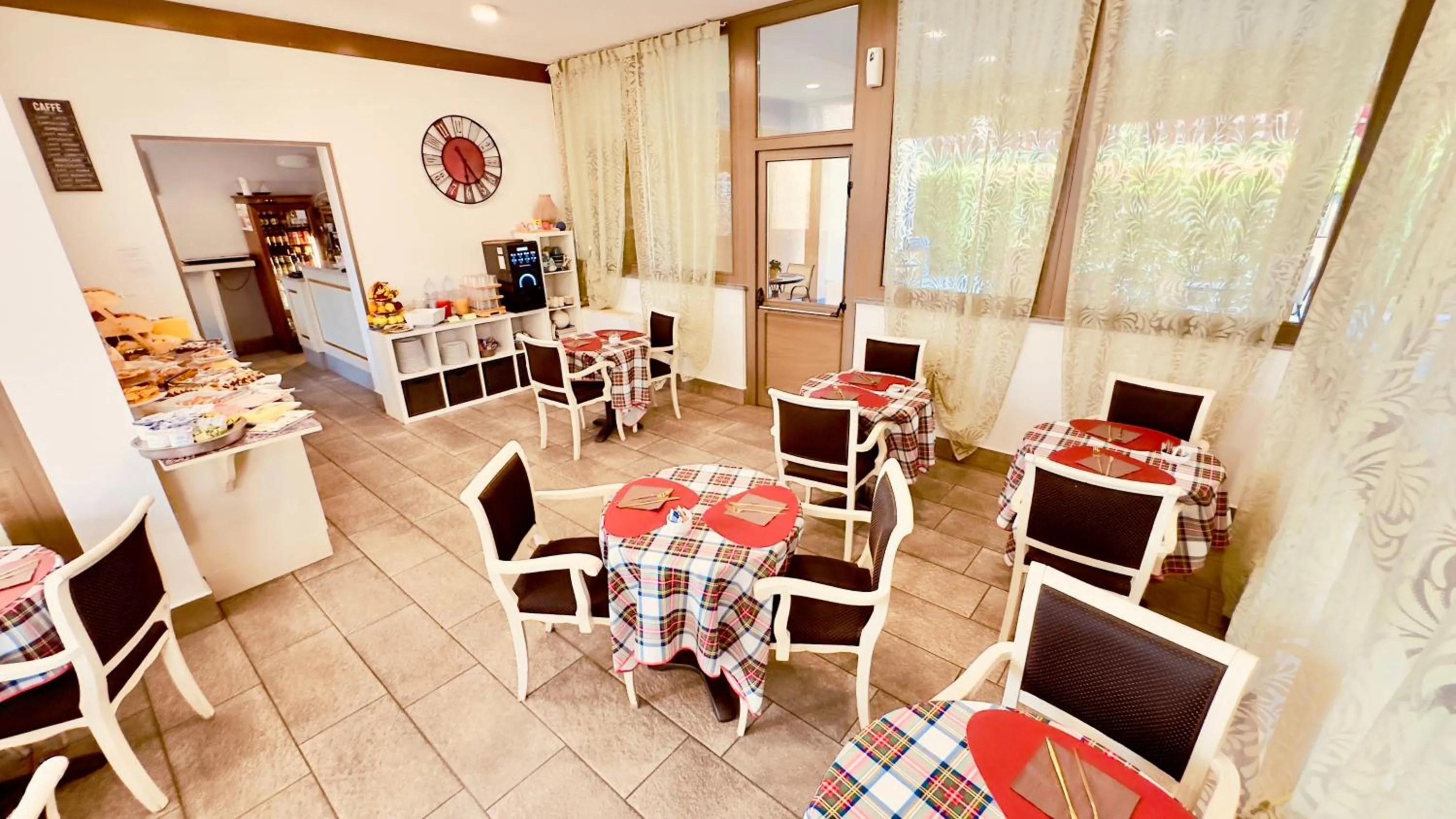 Communal lounge/ TV room in Hotel Malpensa INN Aereoporto