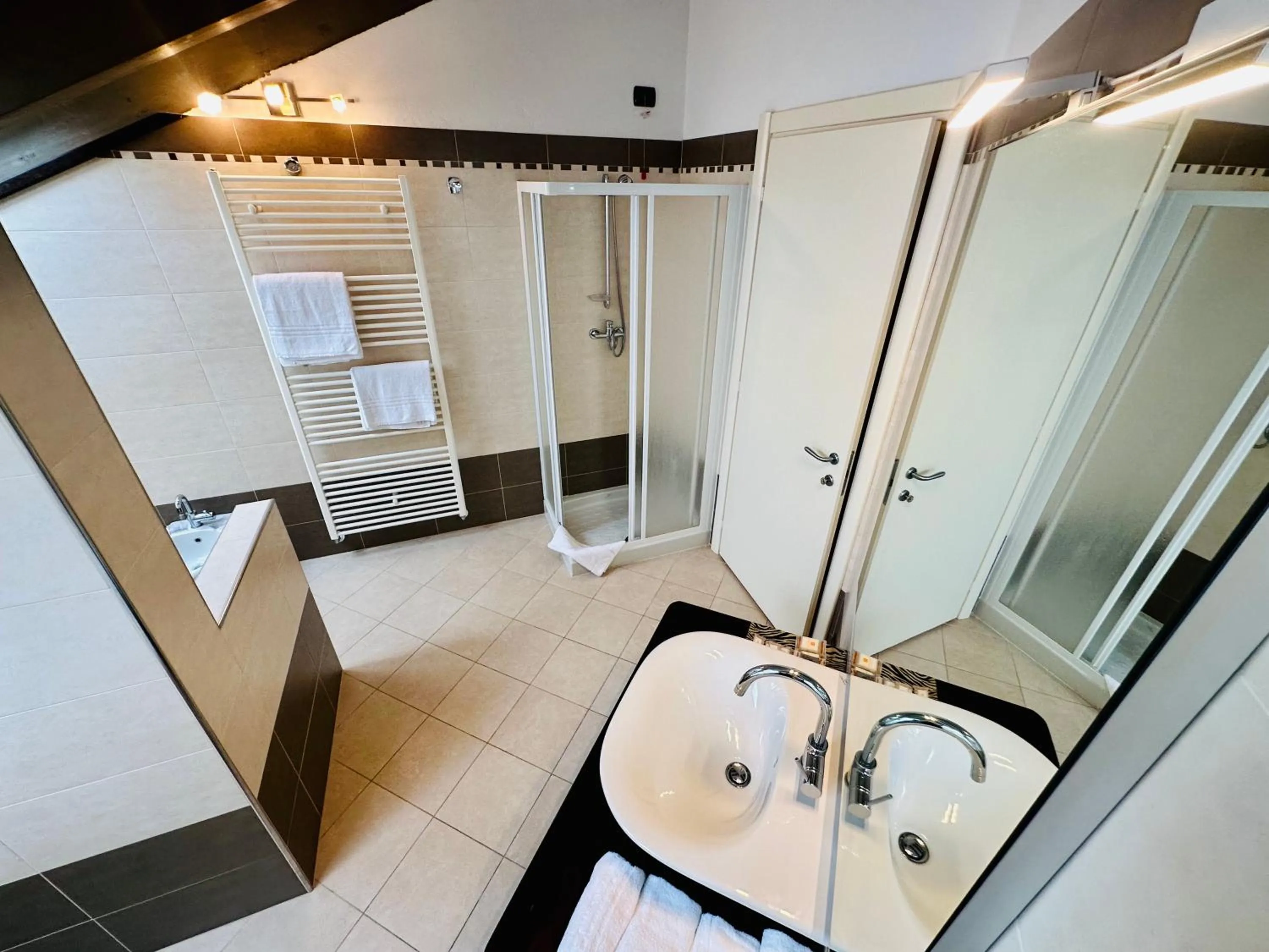 Shower in Hotel Malpensa INN Aereoporto