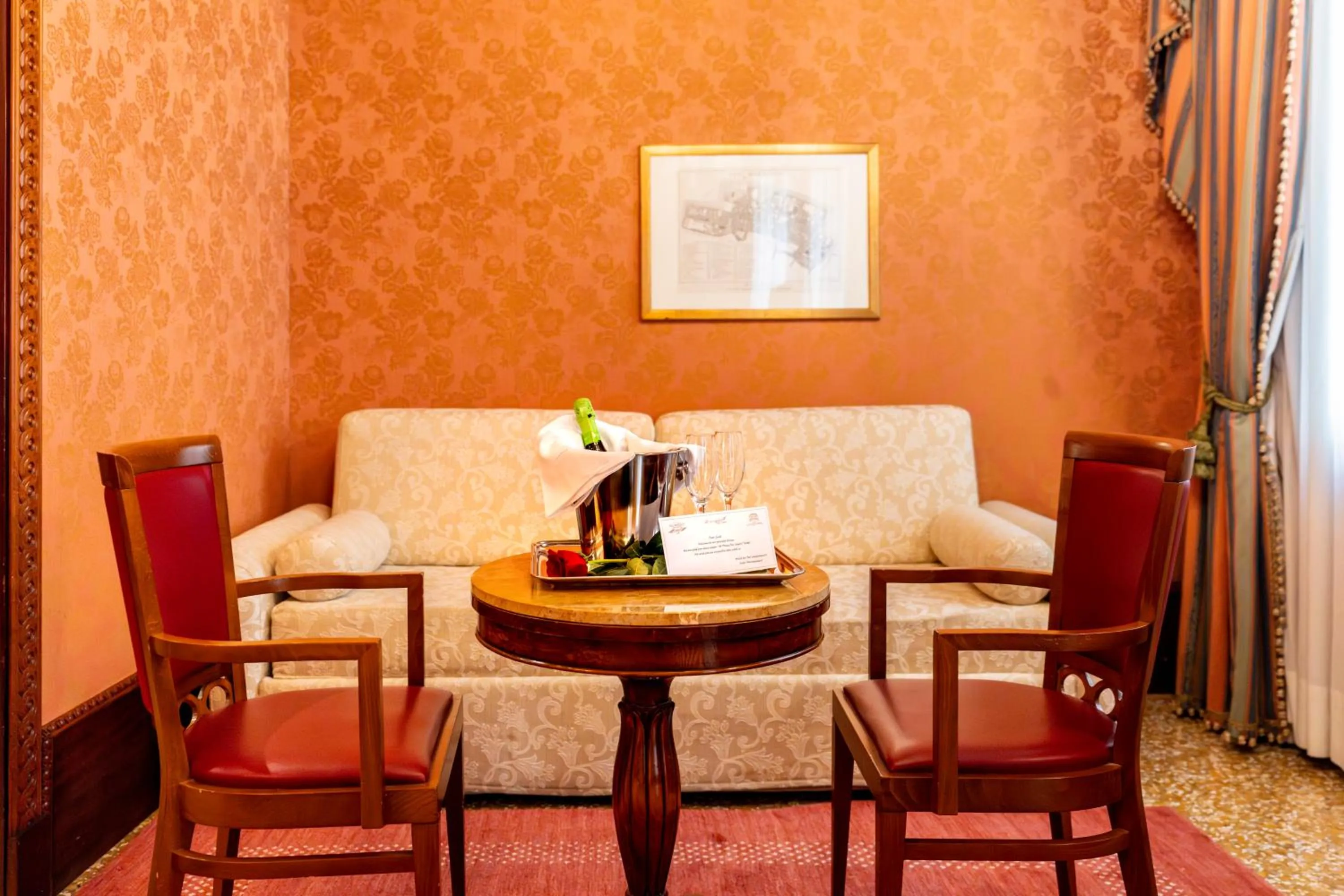 Bedroom in Hotel Al Ponte Dei Sospiri