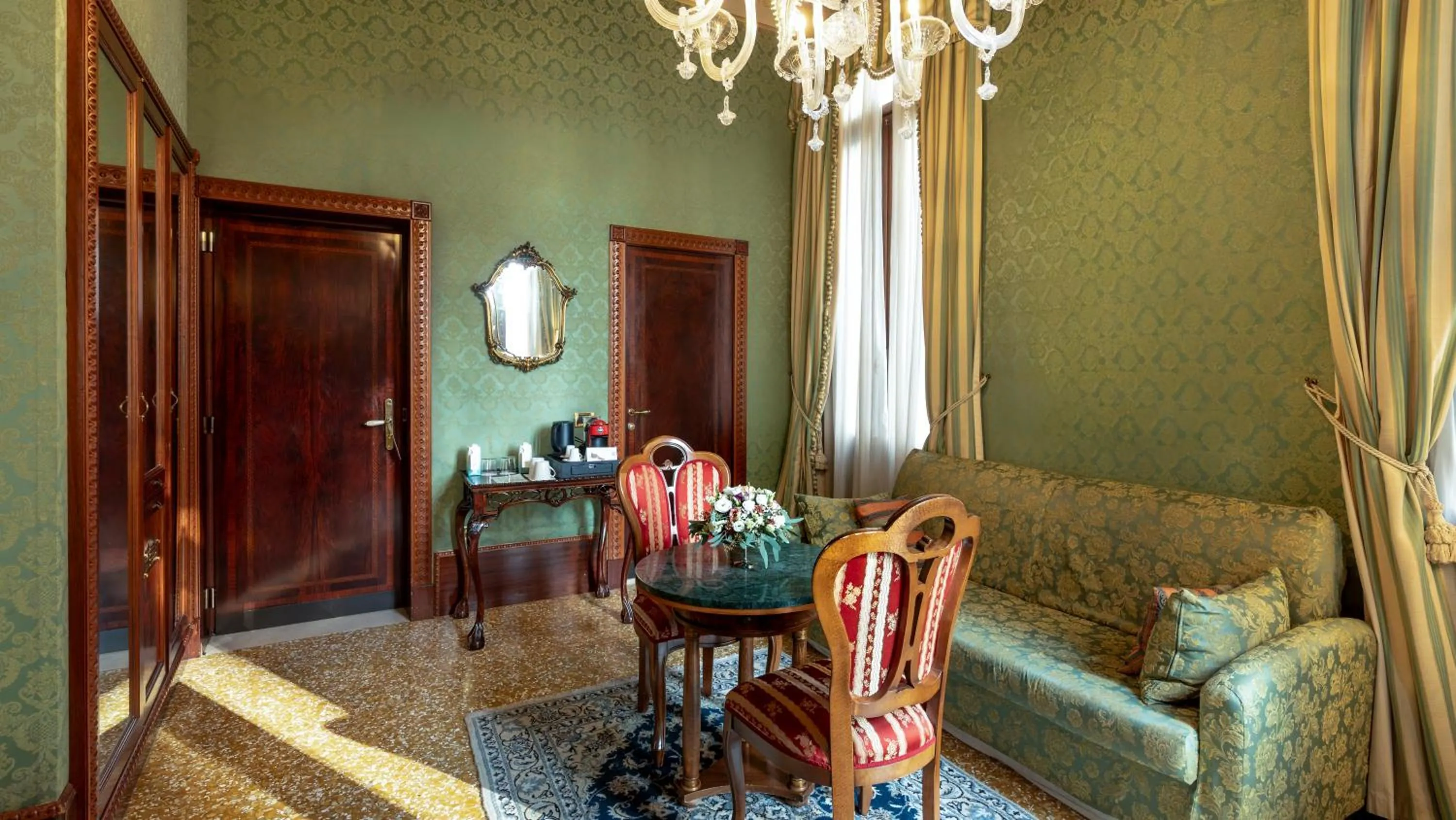 Bedroom in Hotel Al Ponte Dei Sospiri