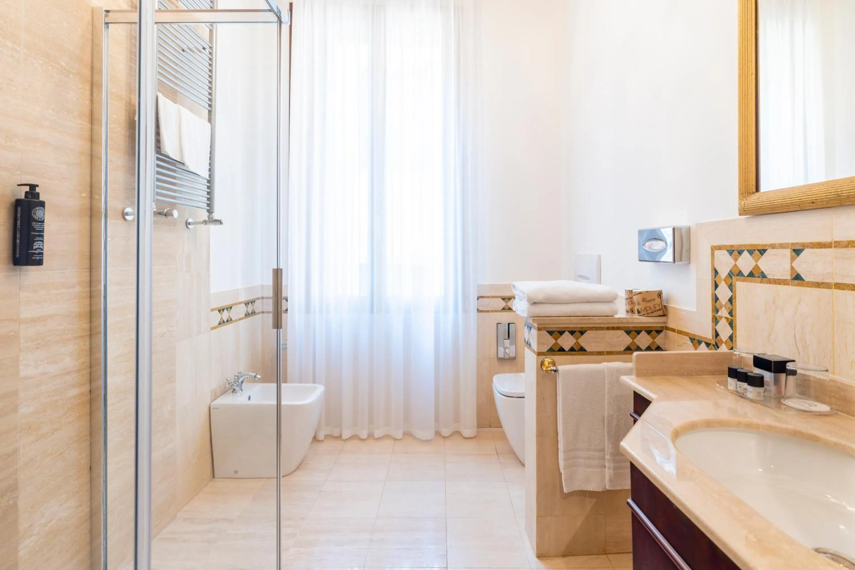 Bathroom in Hotel Al Ponte Dei Sospiri