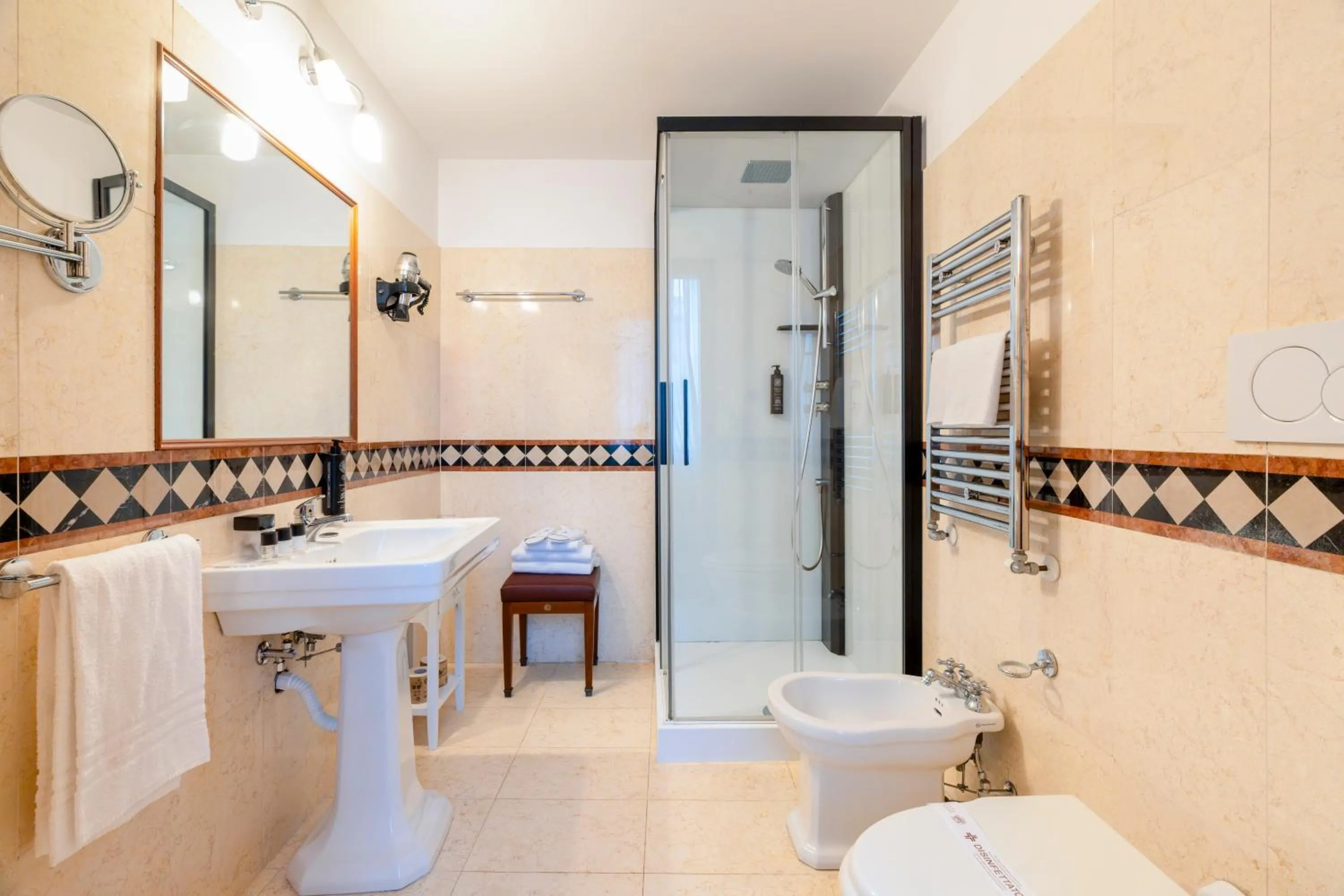 Bathroom in Hotel Al Ponte Dei Sospiri