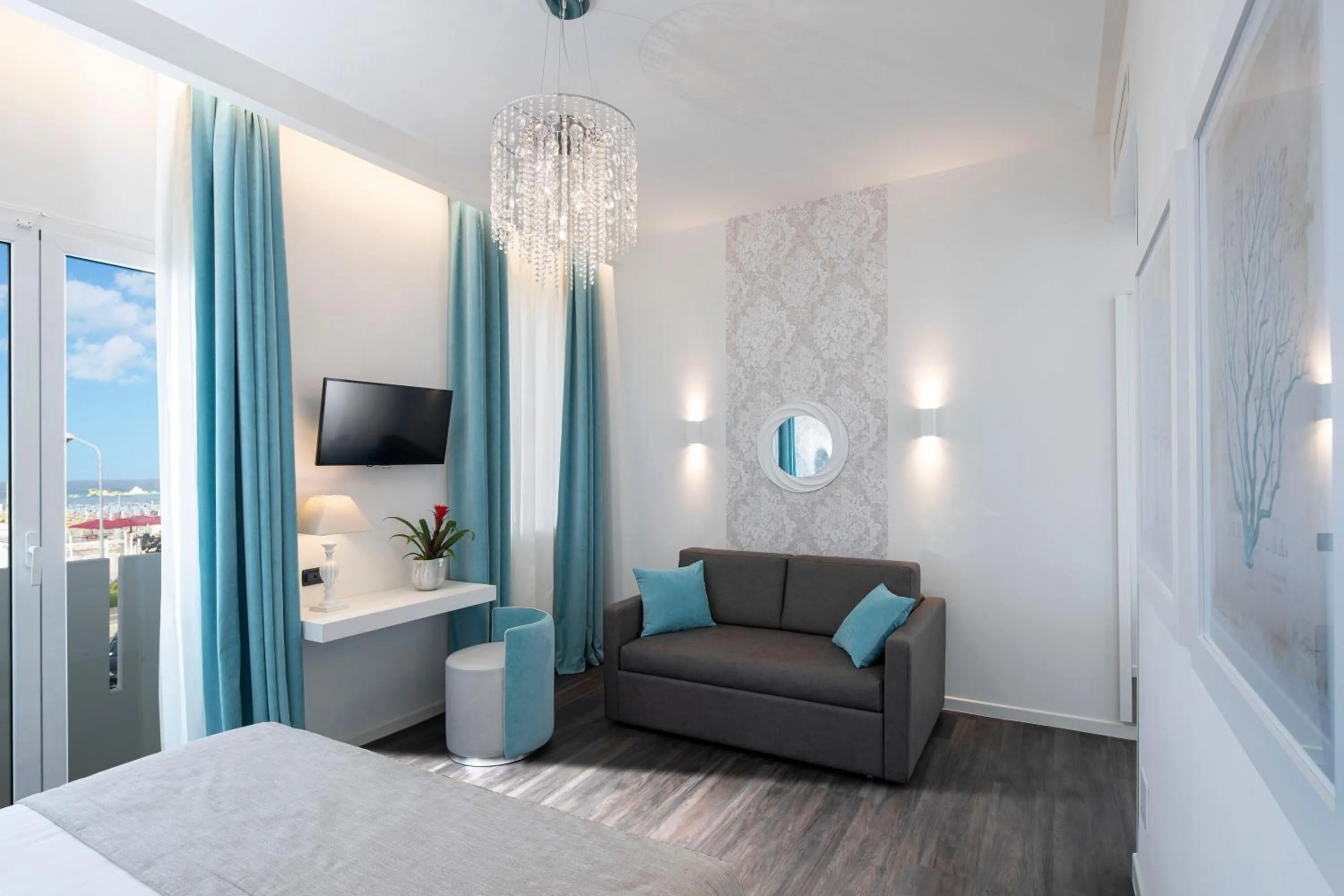 Living room, Bed in Litoraneo Suite Hotel