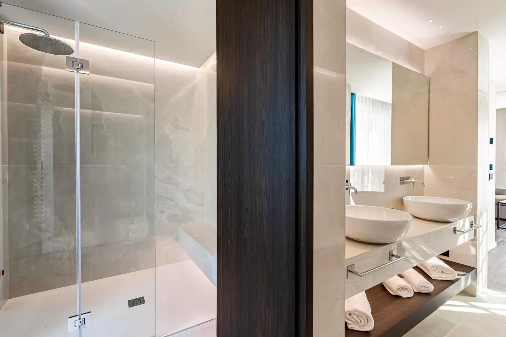 Shower in Litoraneo Suite Hotel