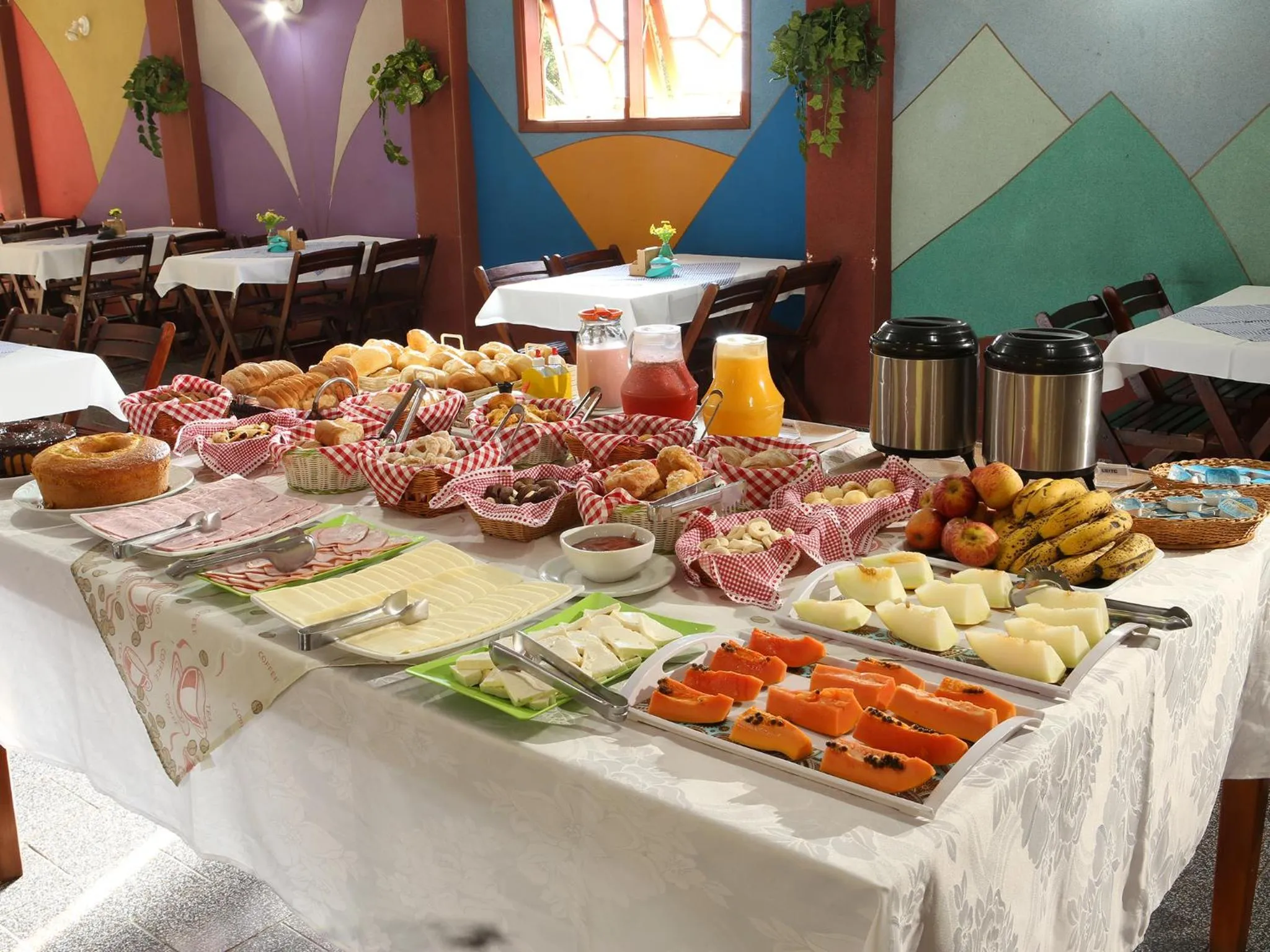 Buffet breakfast in Pousada Vale da Montanha