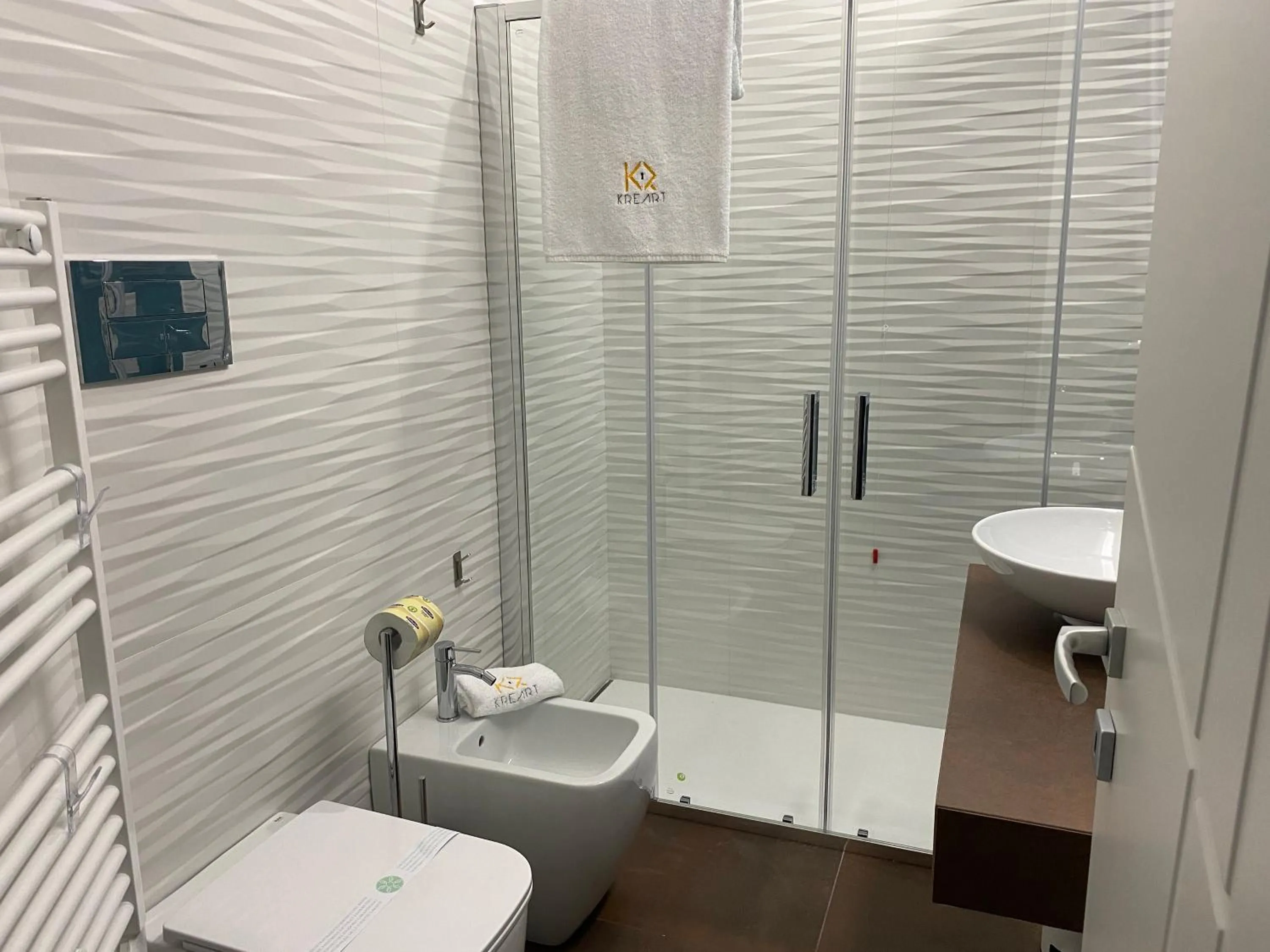 Toilet in Kreart Suite & Rooms B&B