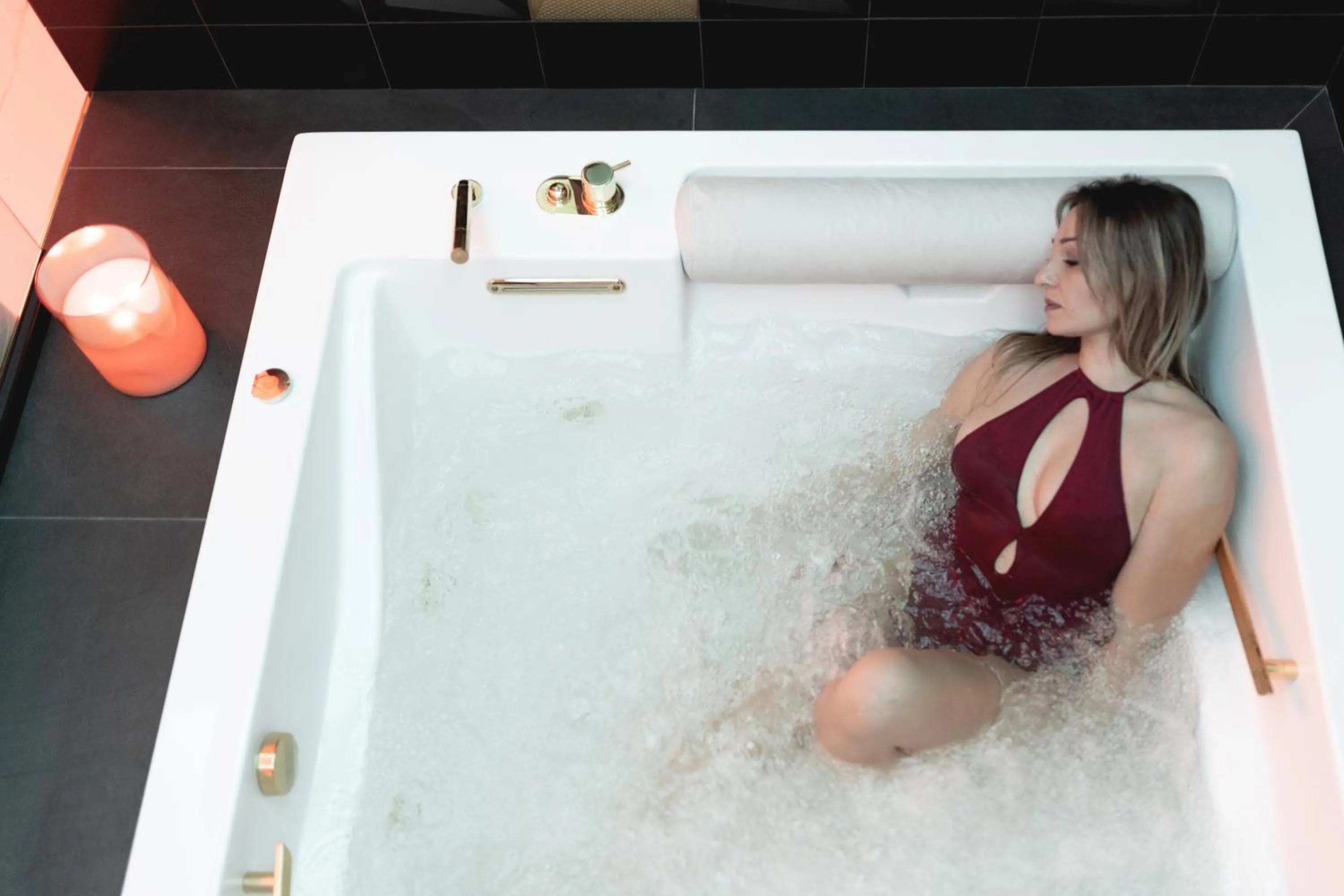 Hot Tub in Kreart Suite & Rooms B&B