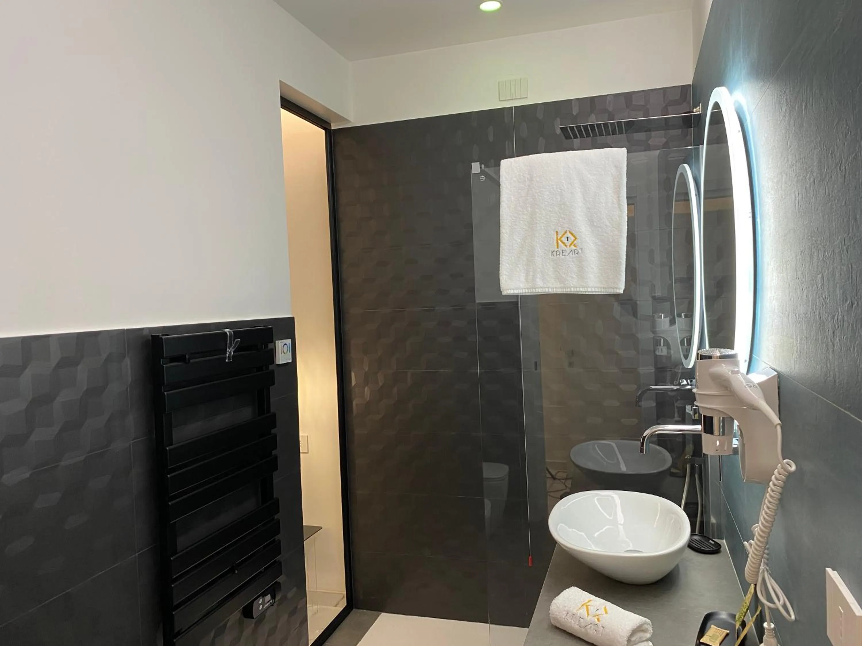 Bathroom in Kreart Suite & Rooms B&B