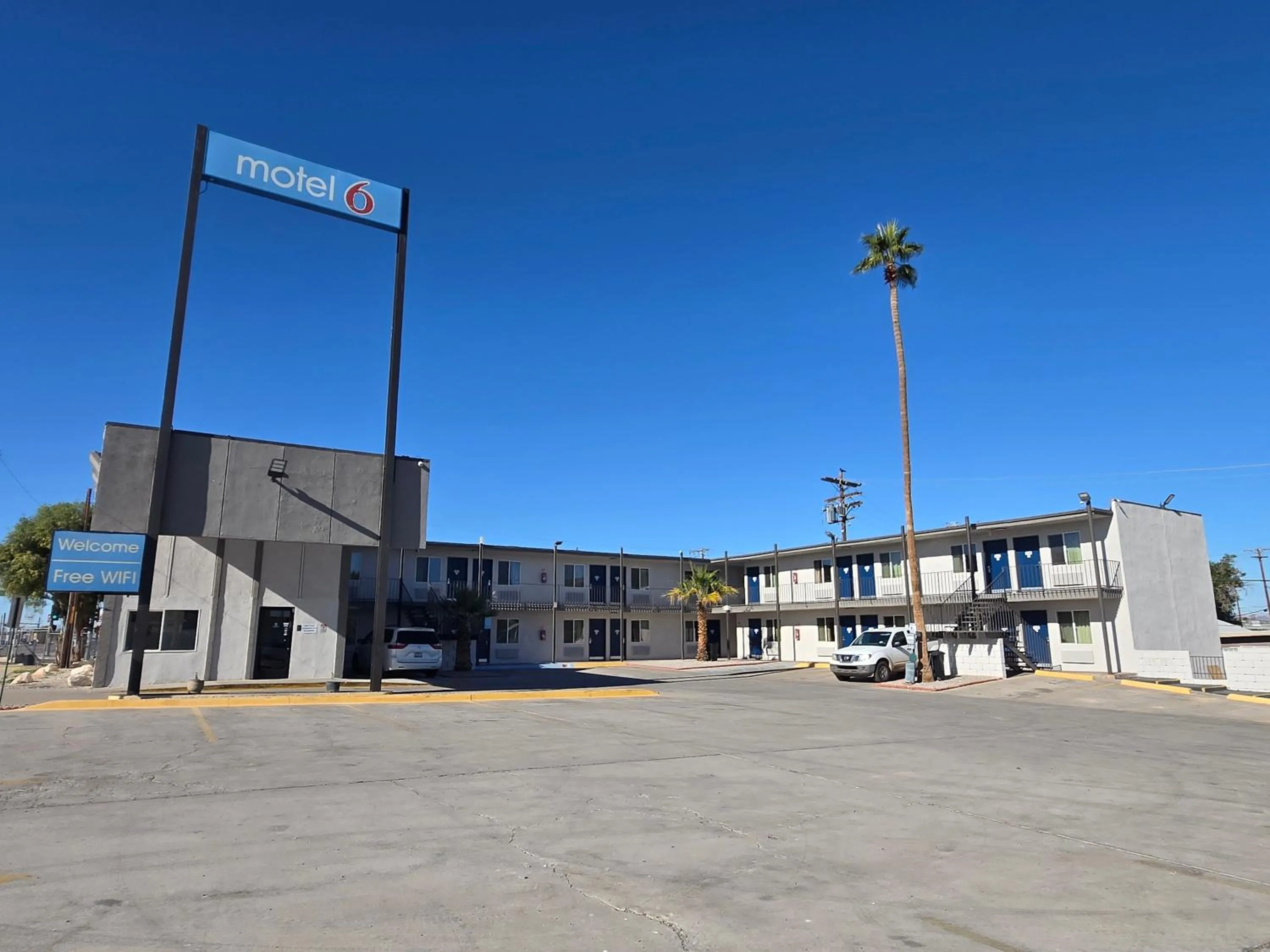 Property building in Motel 6-Blythe, CA - South