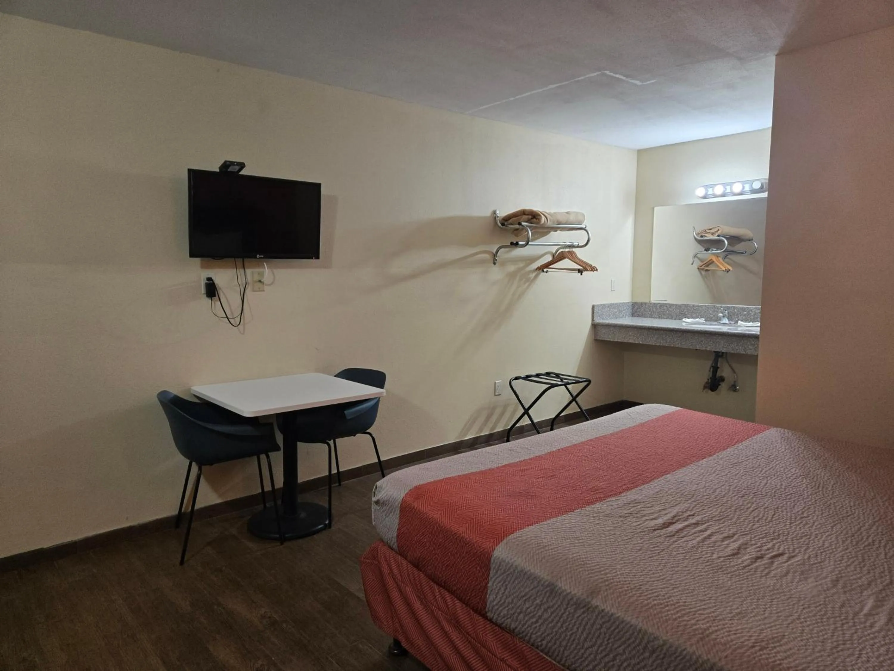 Bedroom, Bed in Motel 6-Blythe, CA - South