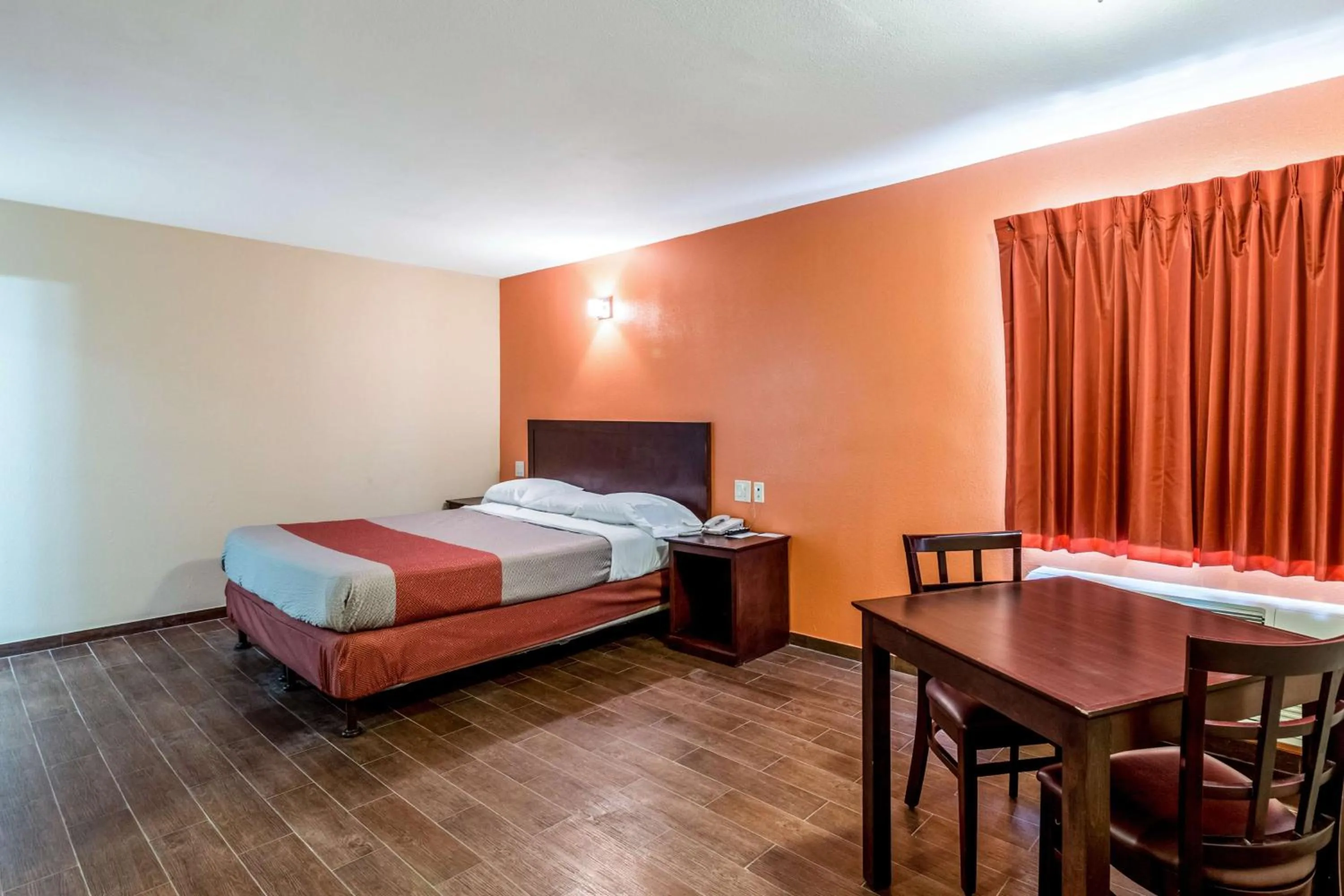 Deluxe King Room - Smoking in Motel 6-Blythe, CA - South