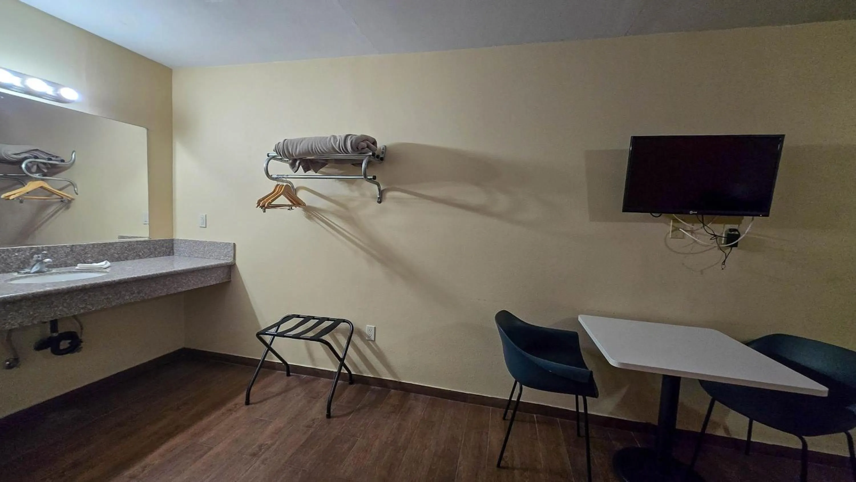 Bedroom in Motel 6-Blythe, CA - South