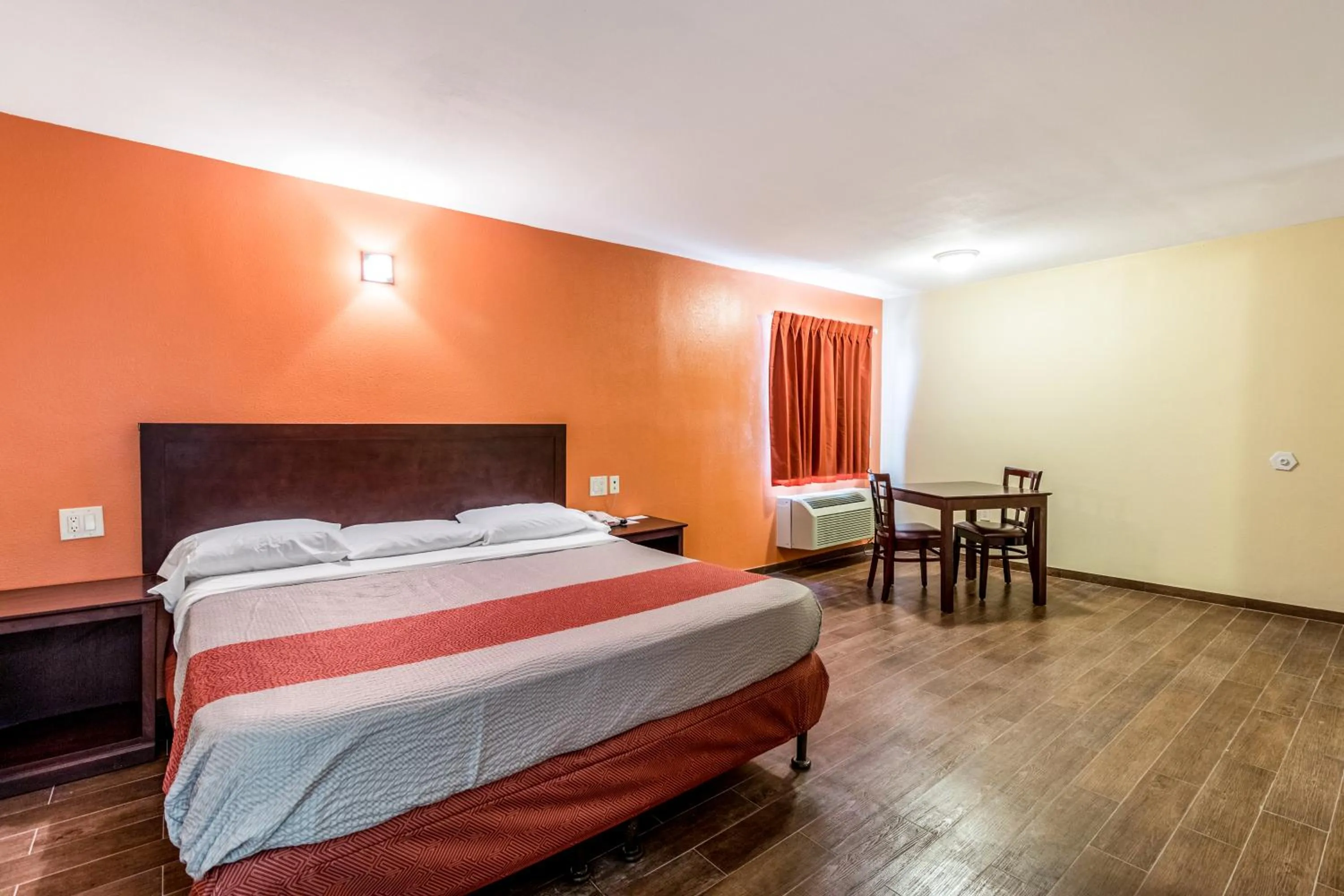 Deluxe King Room - Smoking in Motel 6-Blythe, CA - South