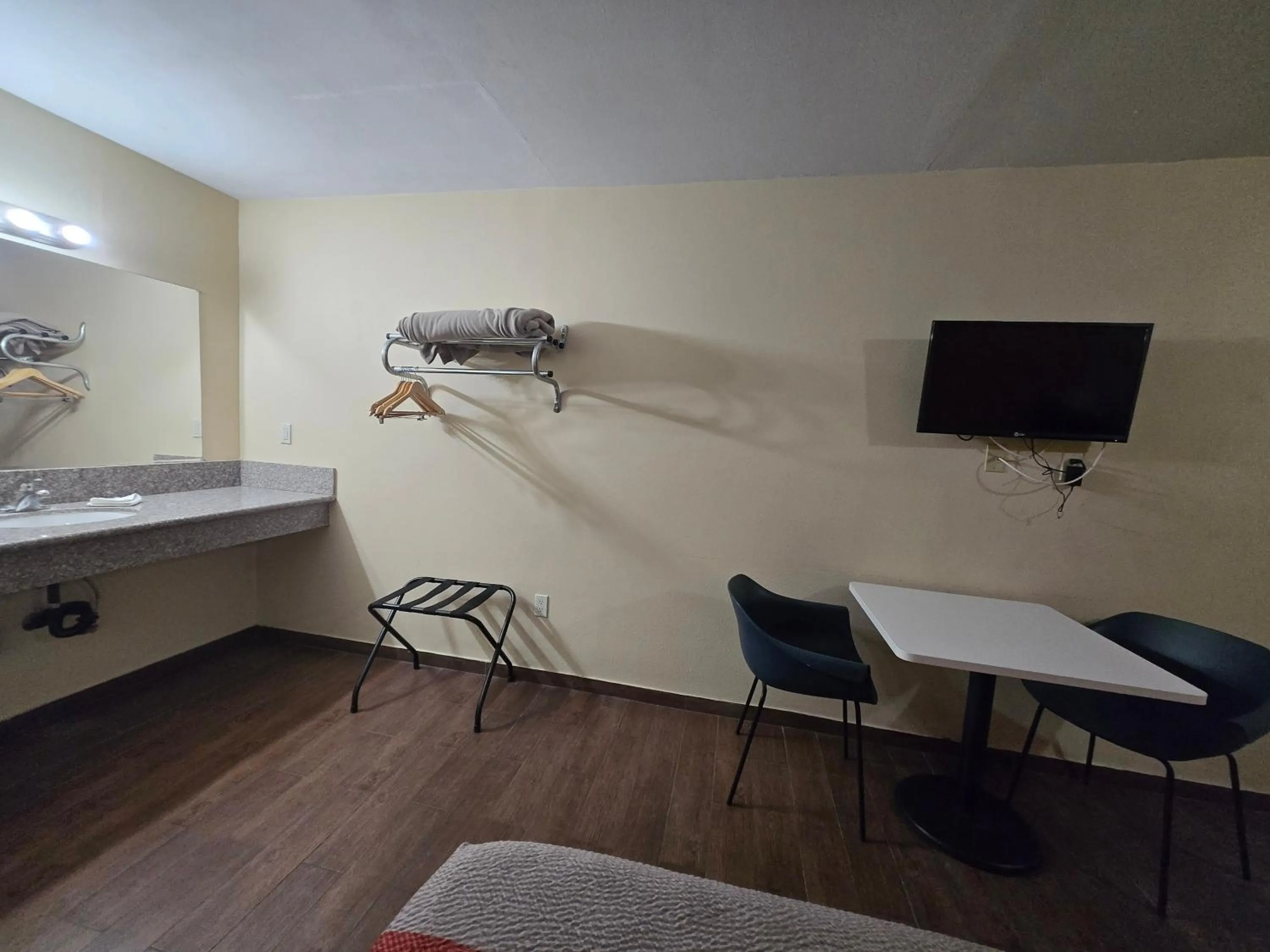 TV and multimedia in Motel 6-Blythe, CA - South