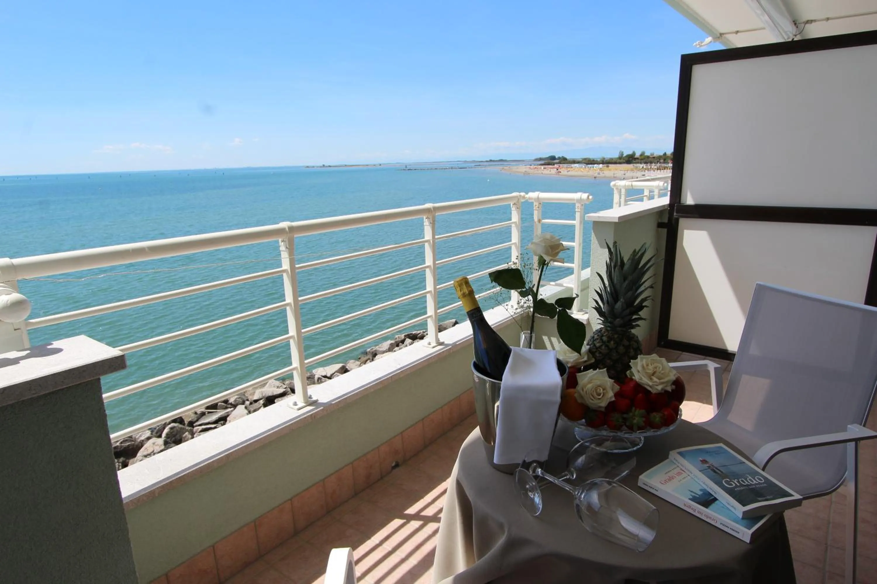 Photo of the whole room in Hotel Marea