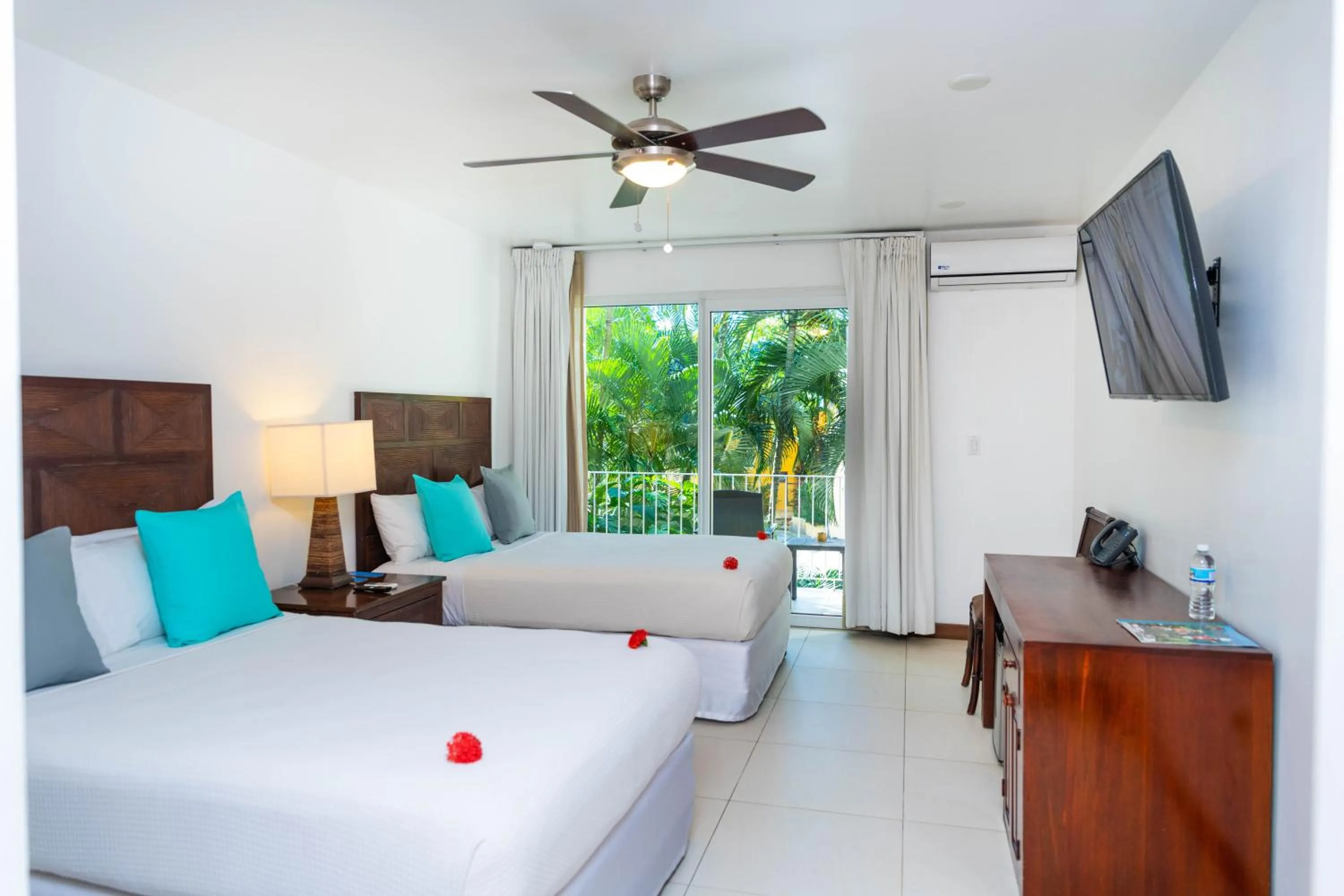 Bedroom, Bed in Paradise Beach Hotel & Resort