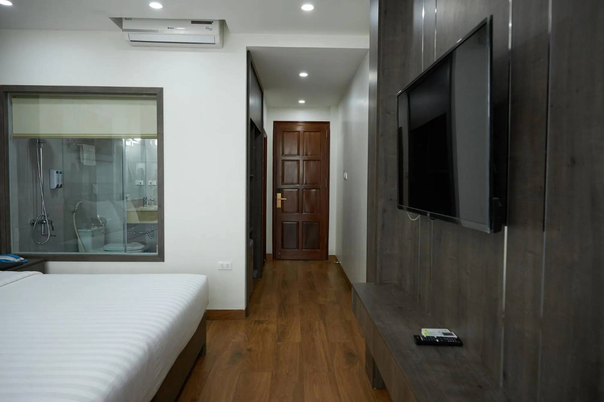TV and multimedia, Bed in Van Nam Hotel
