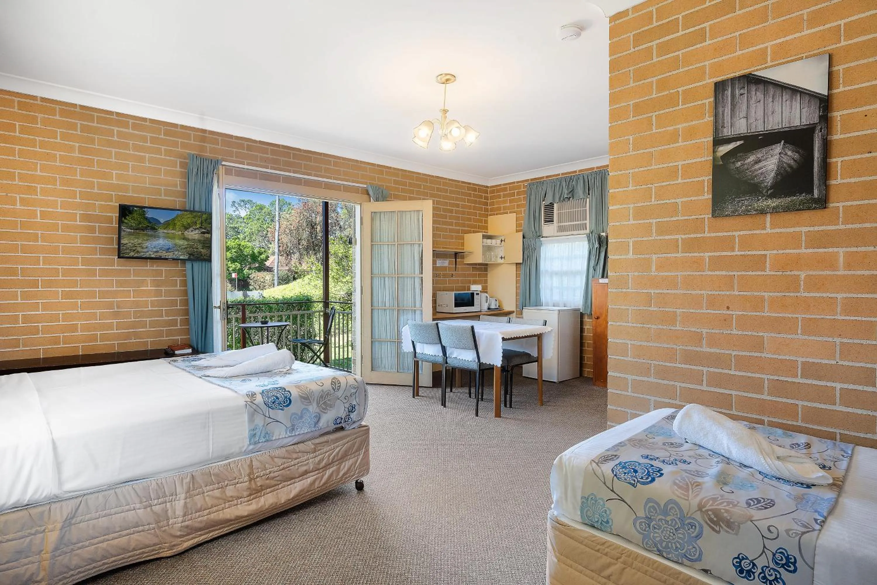 Bedroom, Bed in SureStay Hotel by Best Western, New Inn Richmond