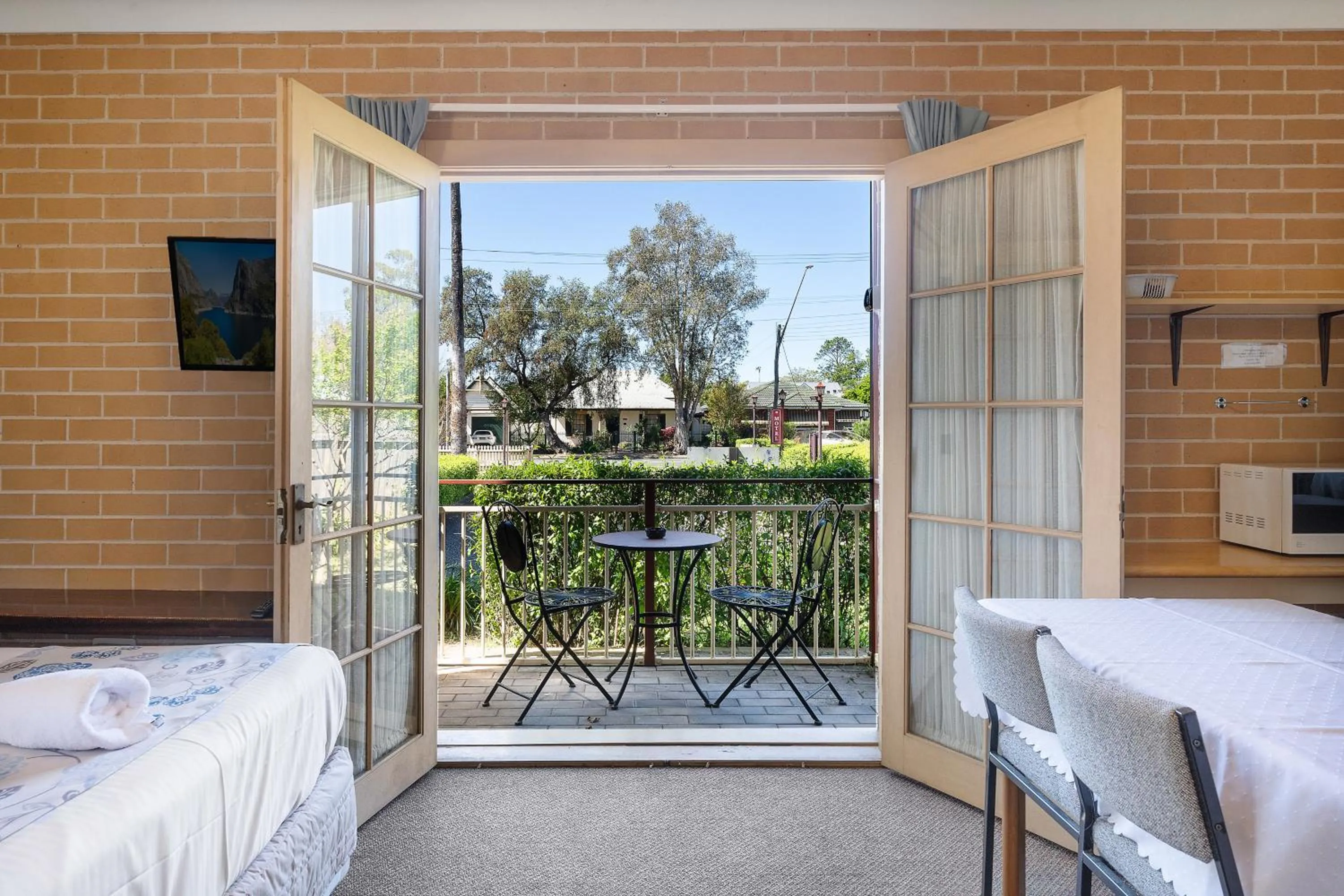 Balcony/Terrace in SureStay Hotel by Best Western, New Inn Richmond