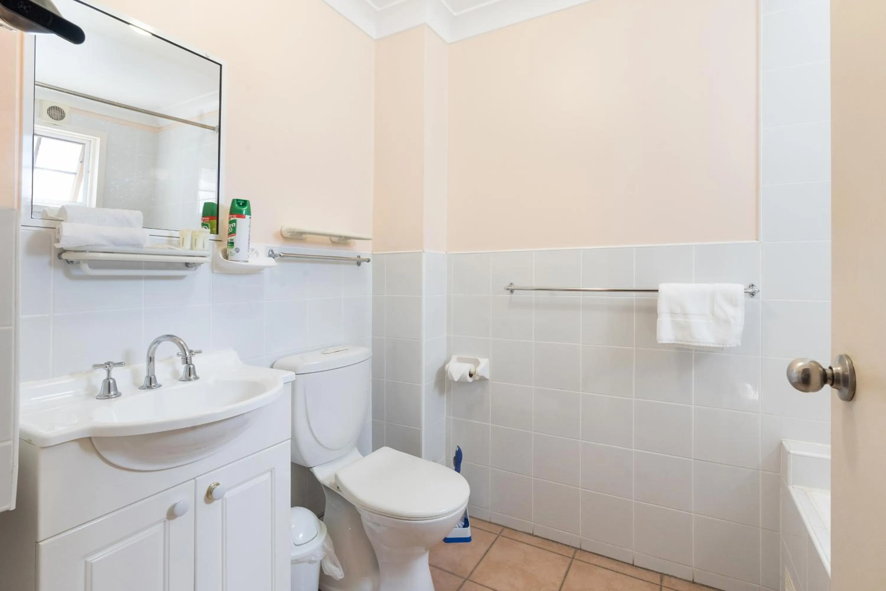 Bathroom in SureStay Hotel by Best Western, New Inn Richmond