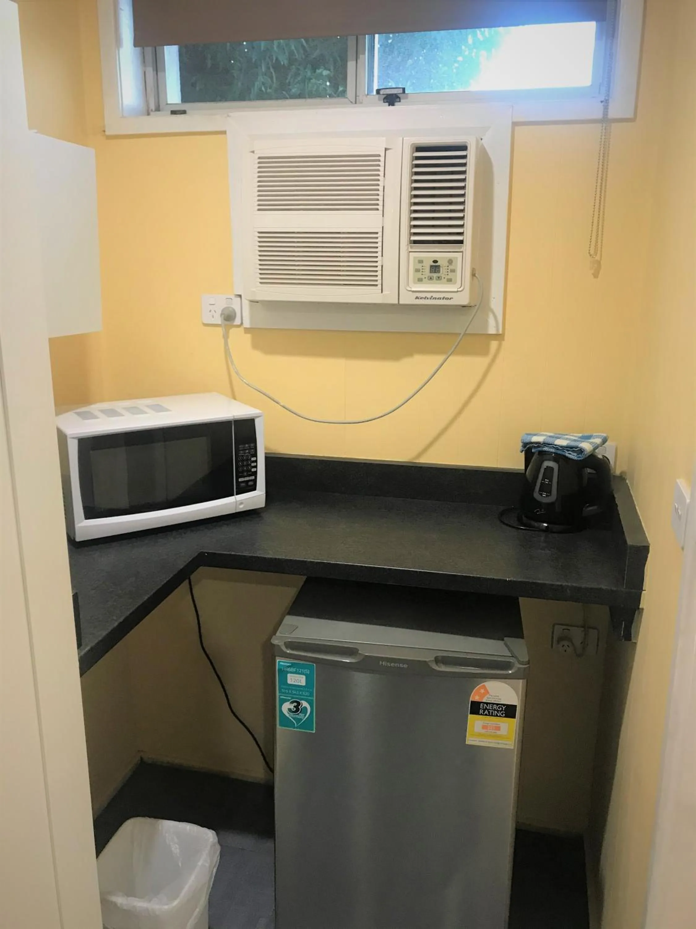 Kitchen or kitchenette in Toukley Motor Inn