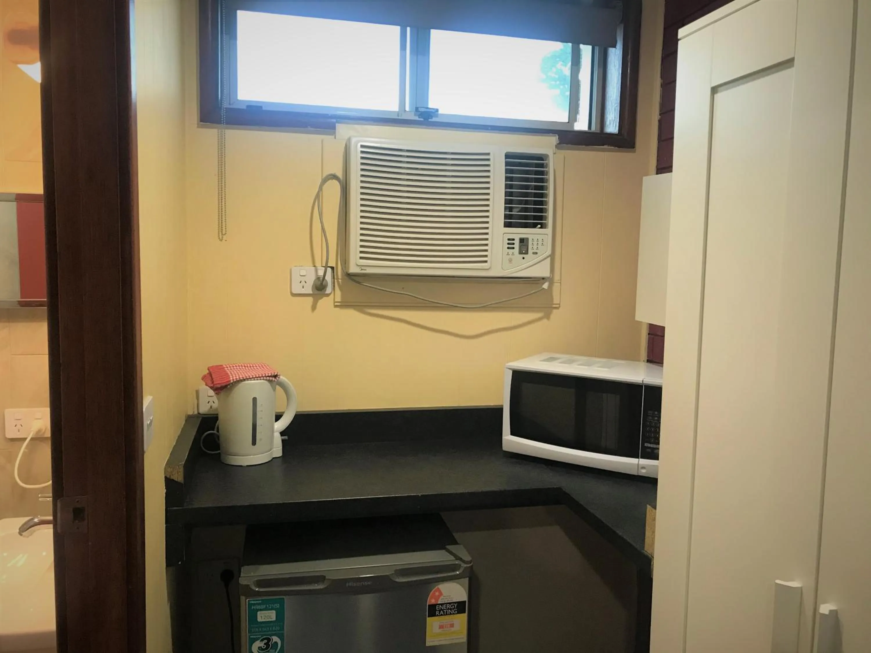 Kitchen or kitchenette in Toukley Motor Inn