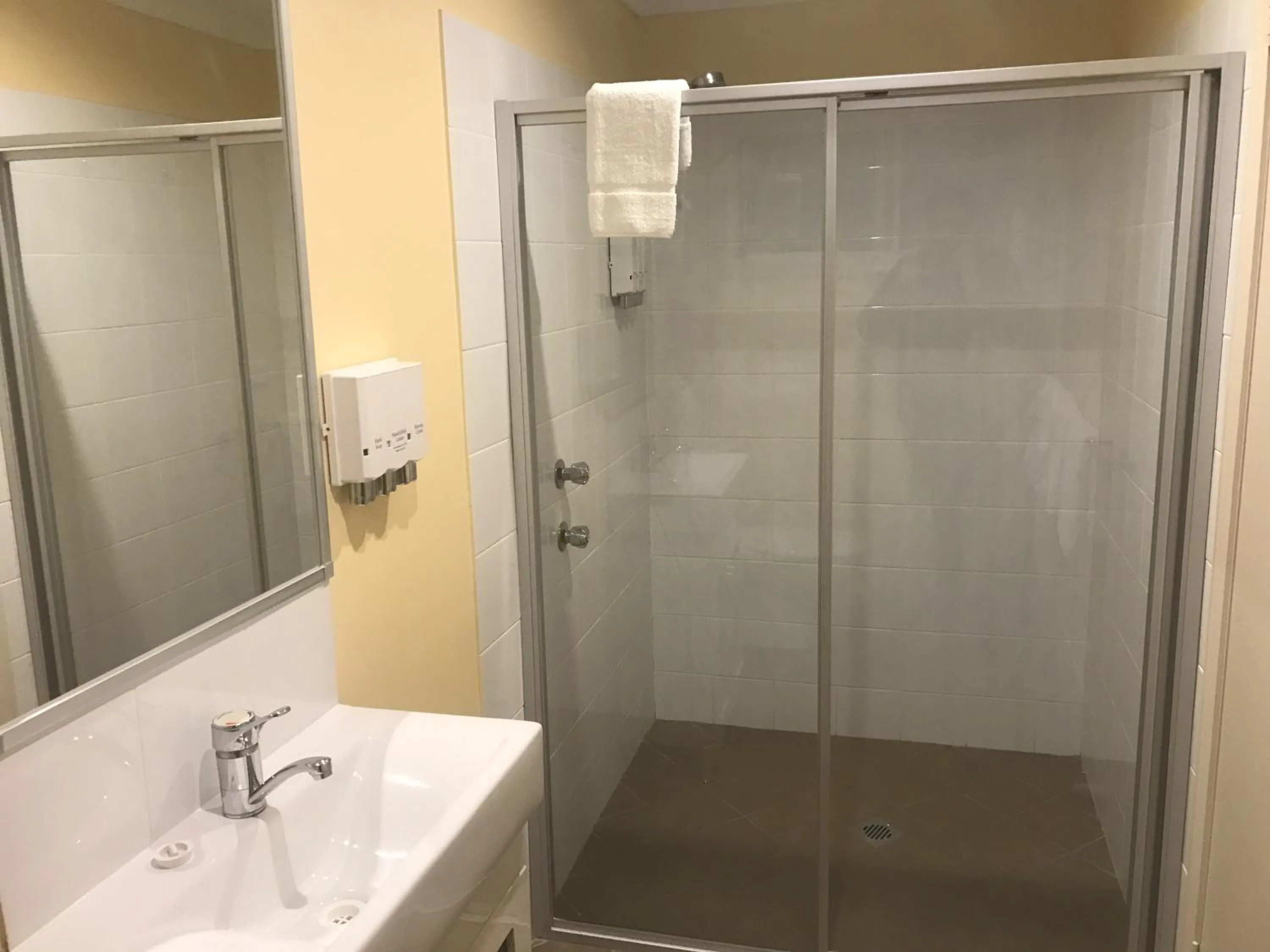 Bathroom in Toukley Motor Inn