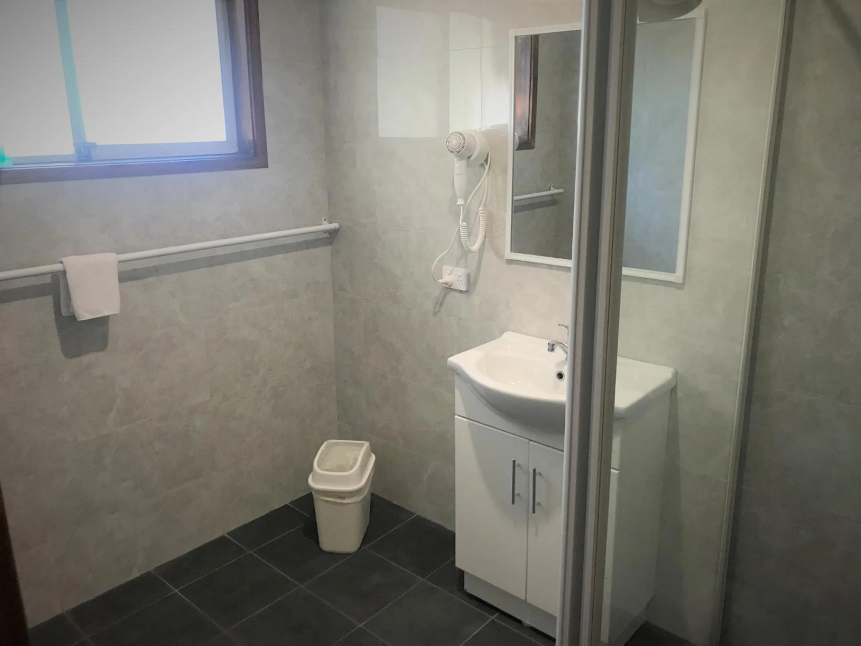 Bathroom in Toukley Motor Inn