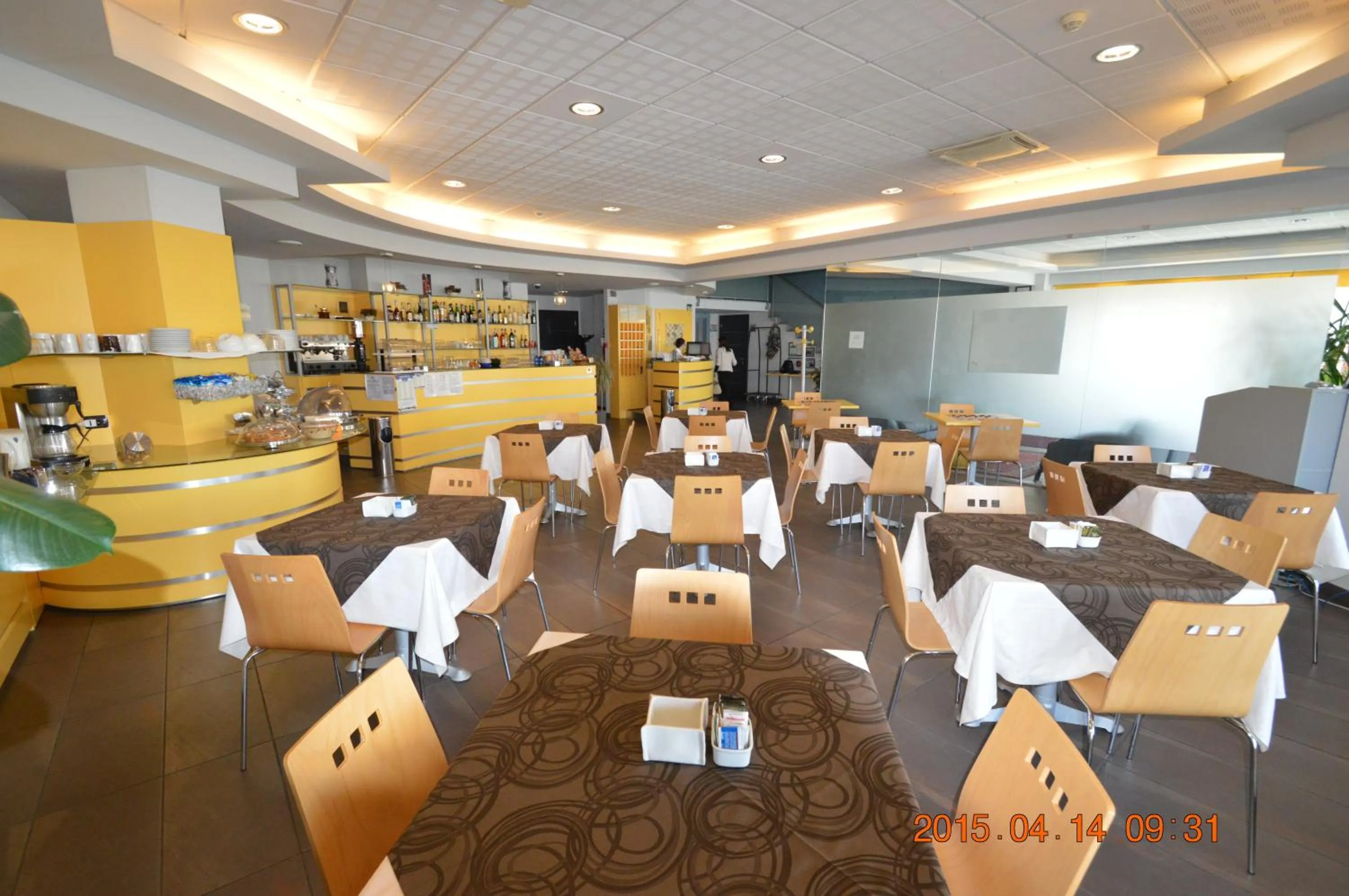 Restaurant/places to eat in Dama Hotel