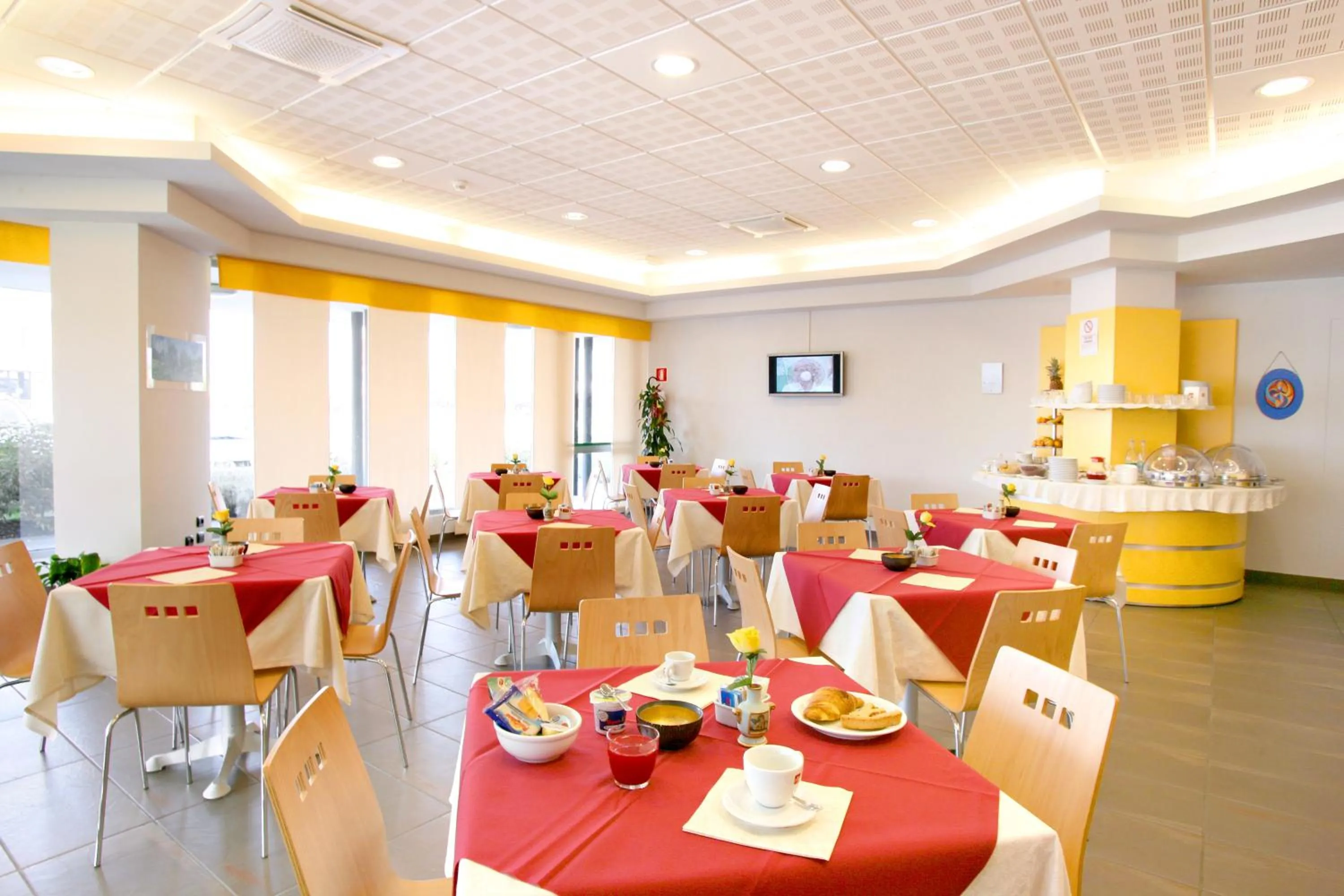 Restaurant/places to eat in Dama Hotel