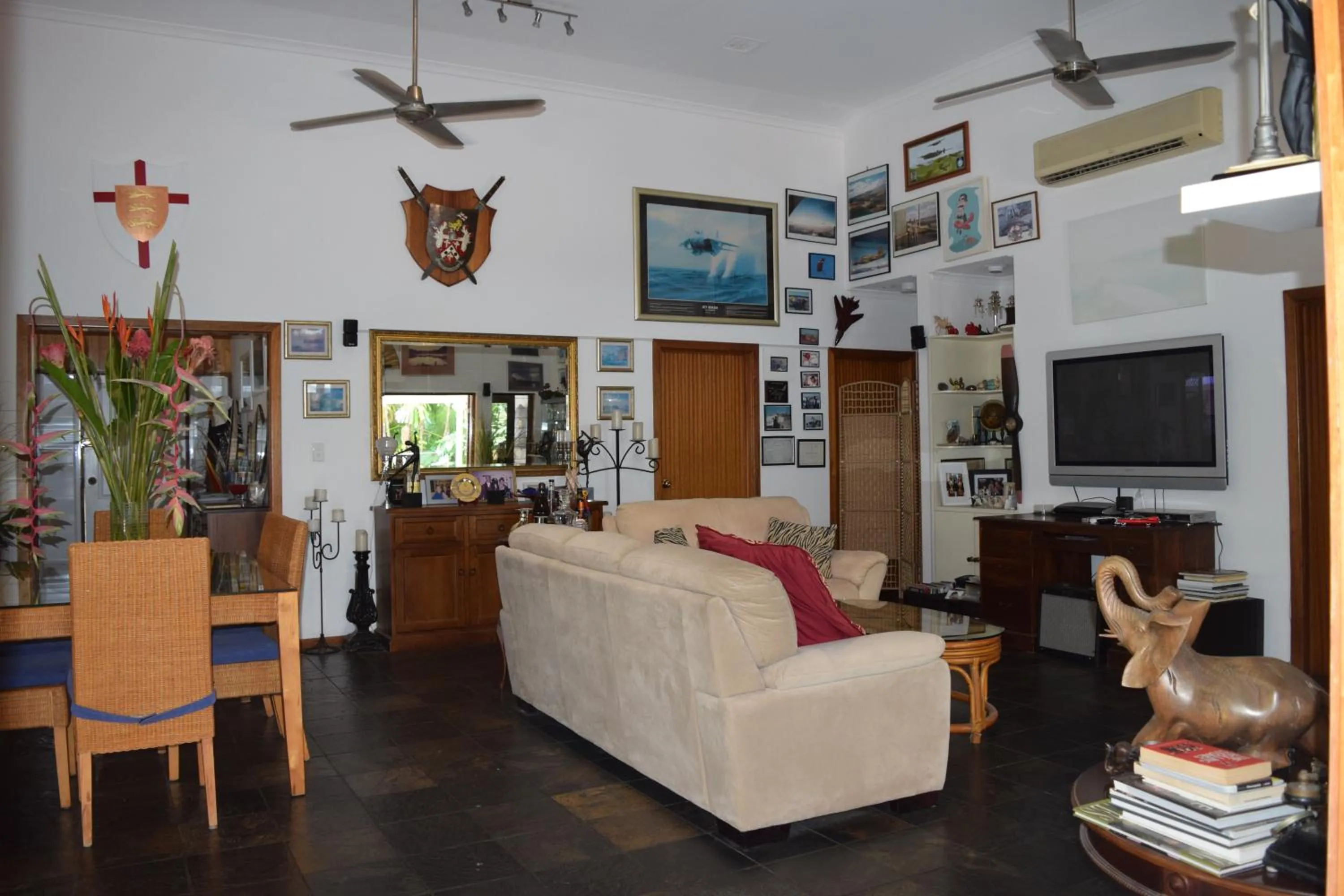 Living room in South Pacific Bed & Breakfast