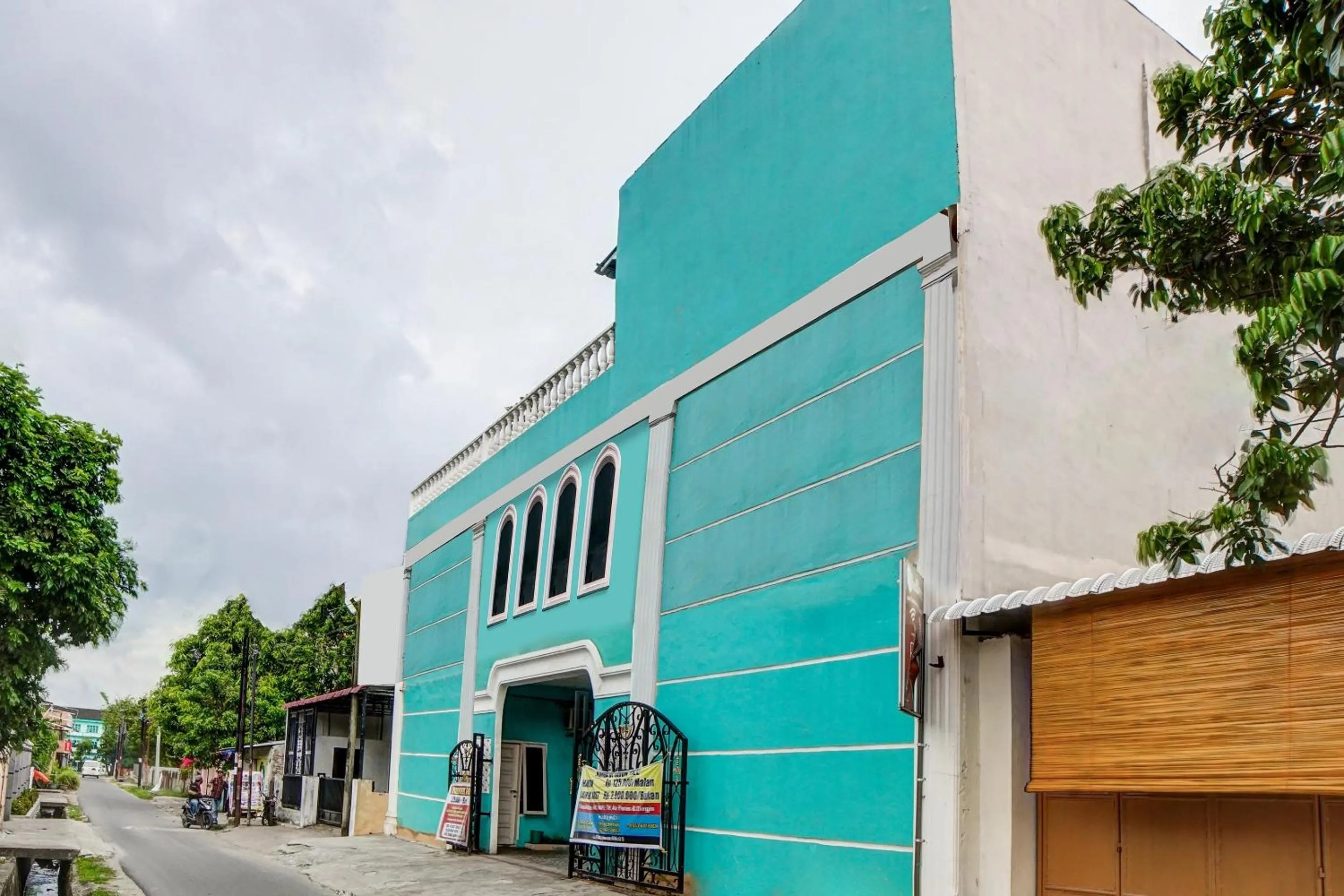 Facade/entrance in Hotel O Roemah Gh