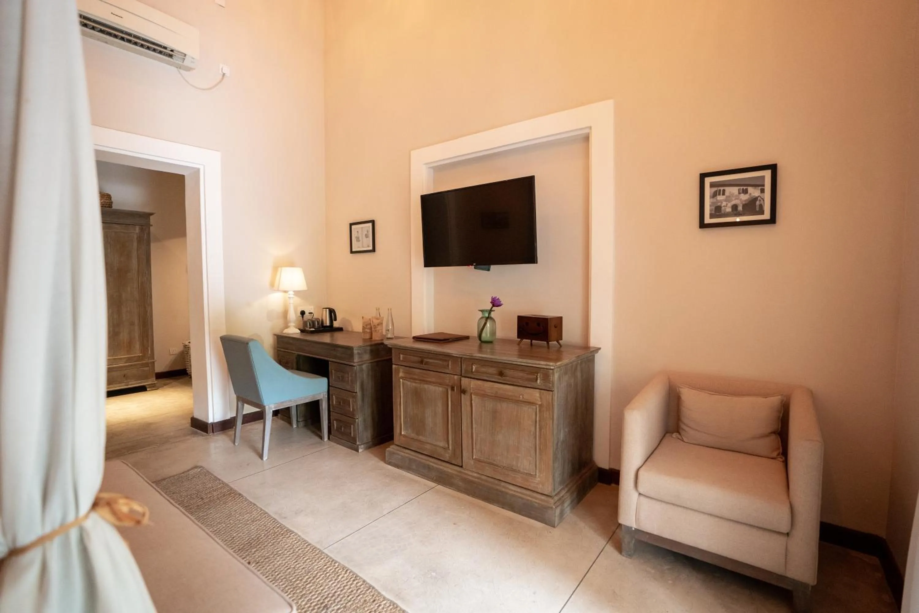 TV and multimedia in Heritage Boutique by Seven Angels