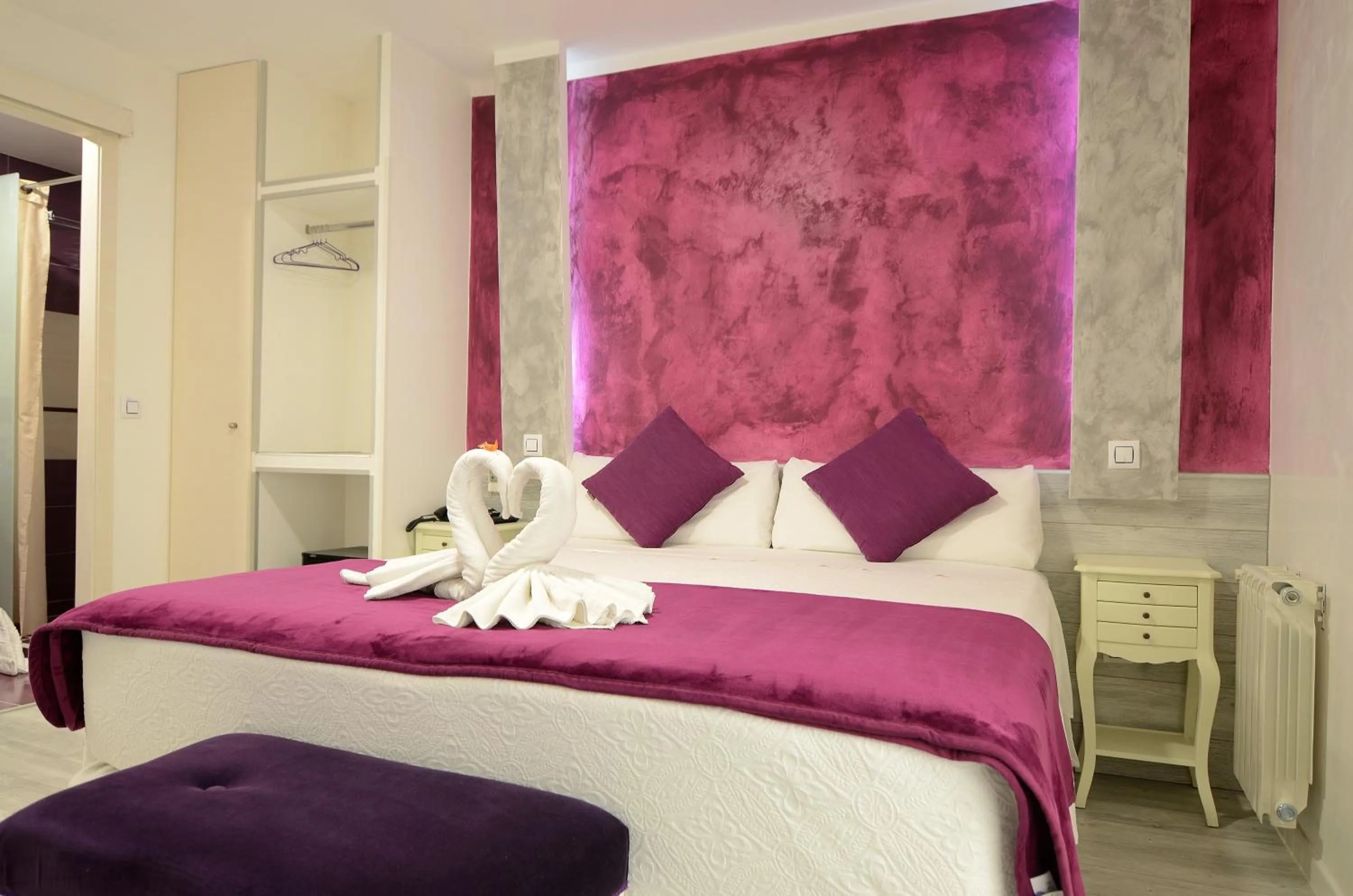 Bedroom, Bed in Hostal Alexis Madrid