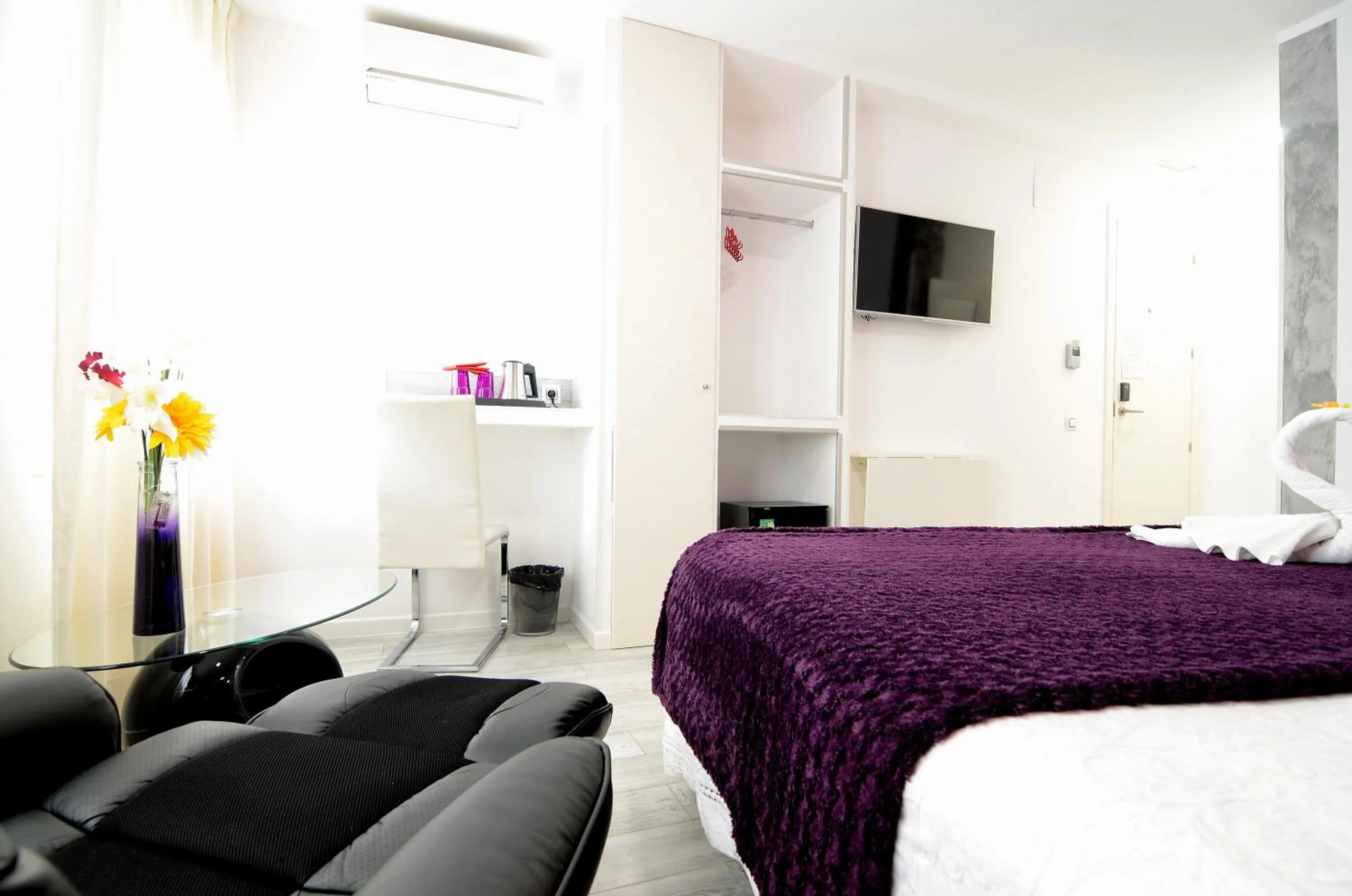 TV and multimedia, Bed in Hostal Alexis Madrid