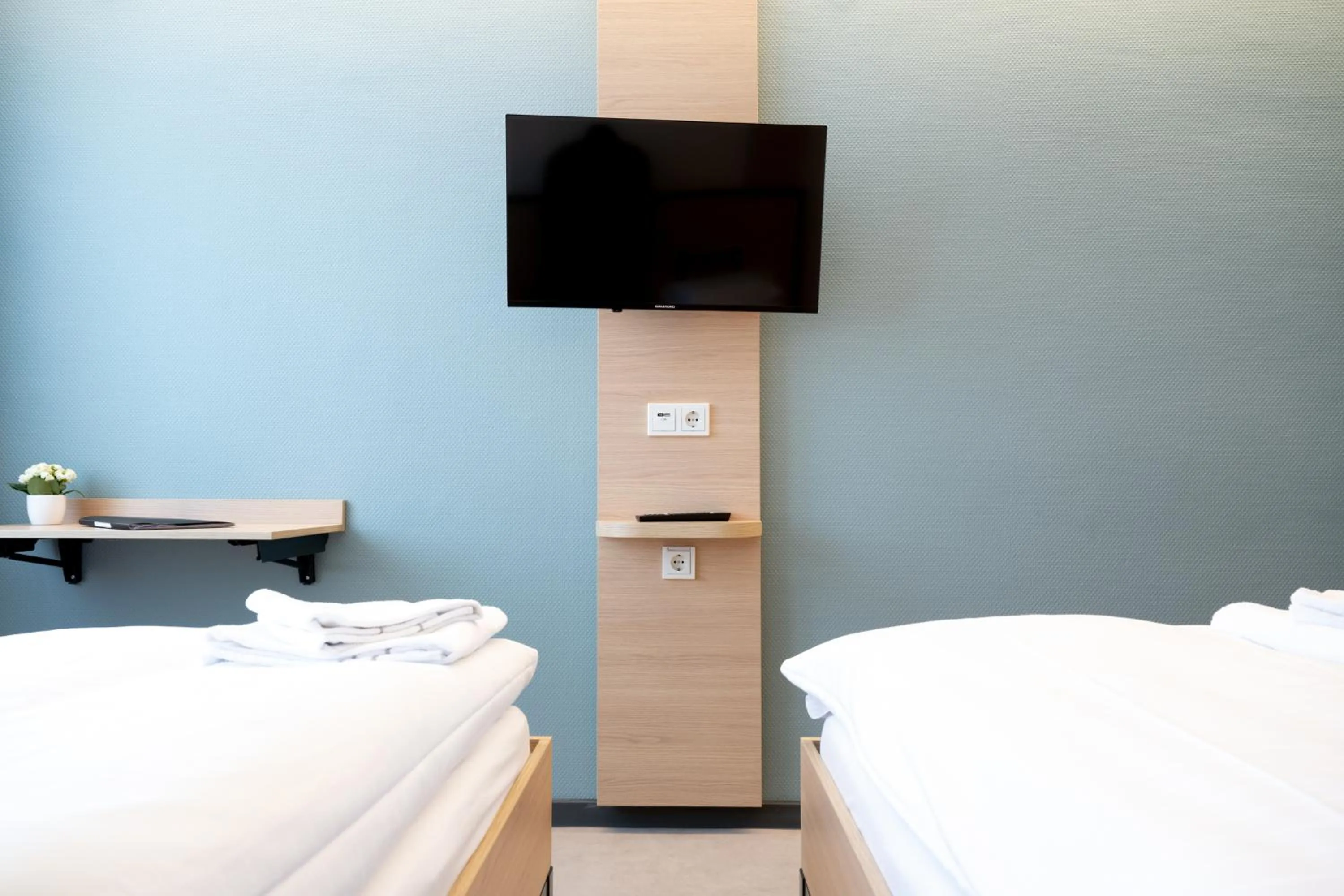 TV and multimedia, Bed in Hermann Neuberger Sportschule