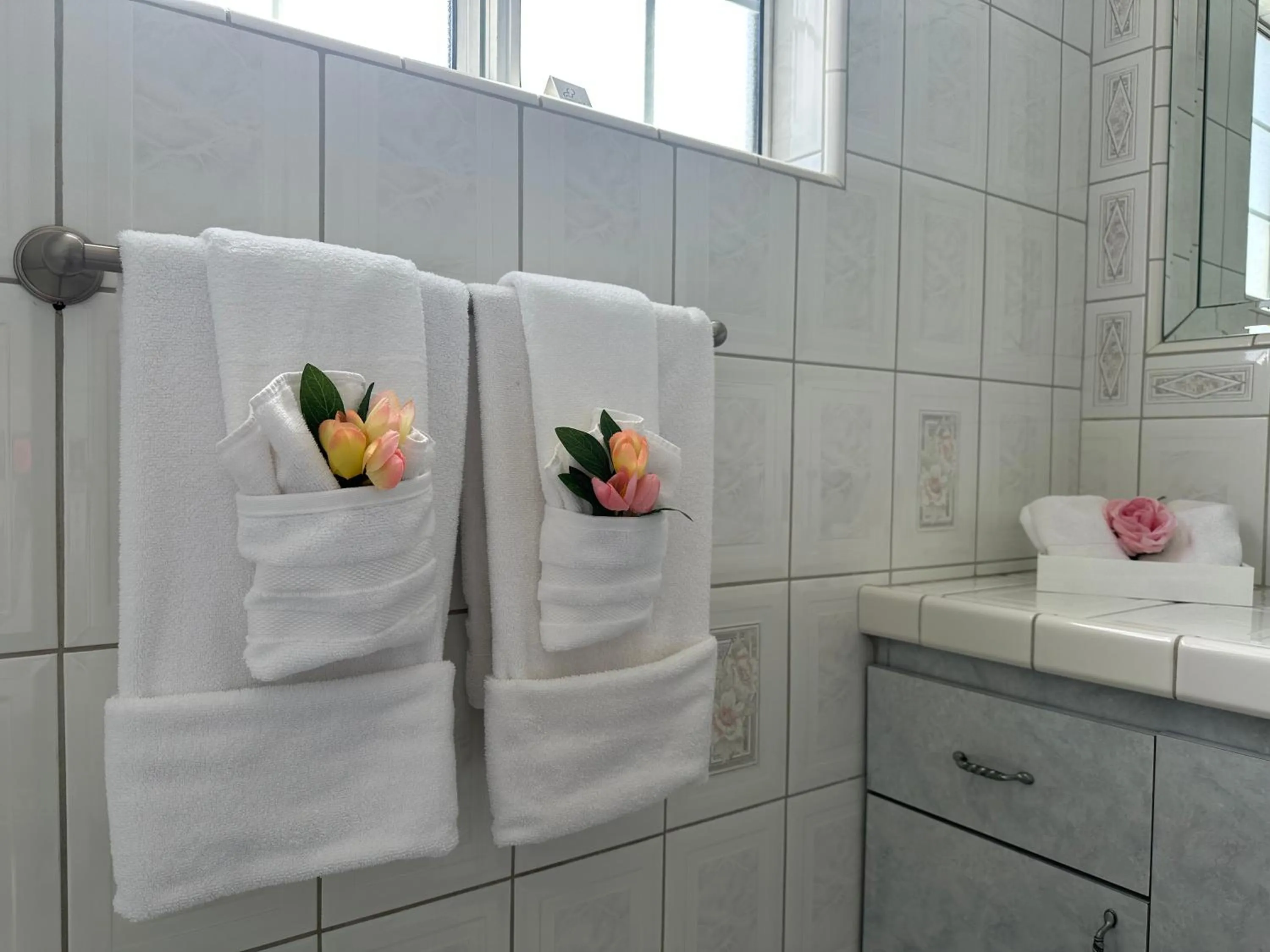 Bathroom in NoHo Luxury Oasis I saltwater pool-spa I sleeps up to 8 I 15 mins from Hollywood