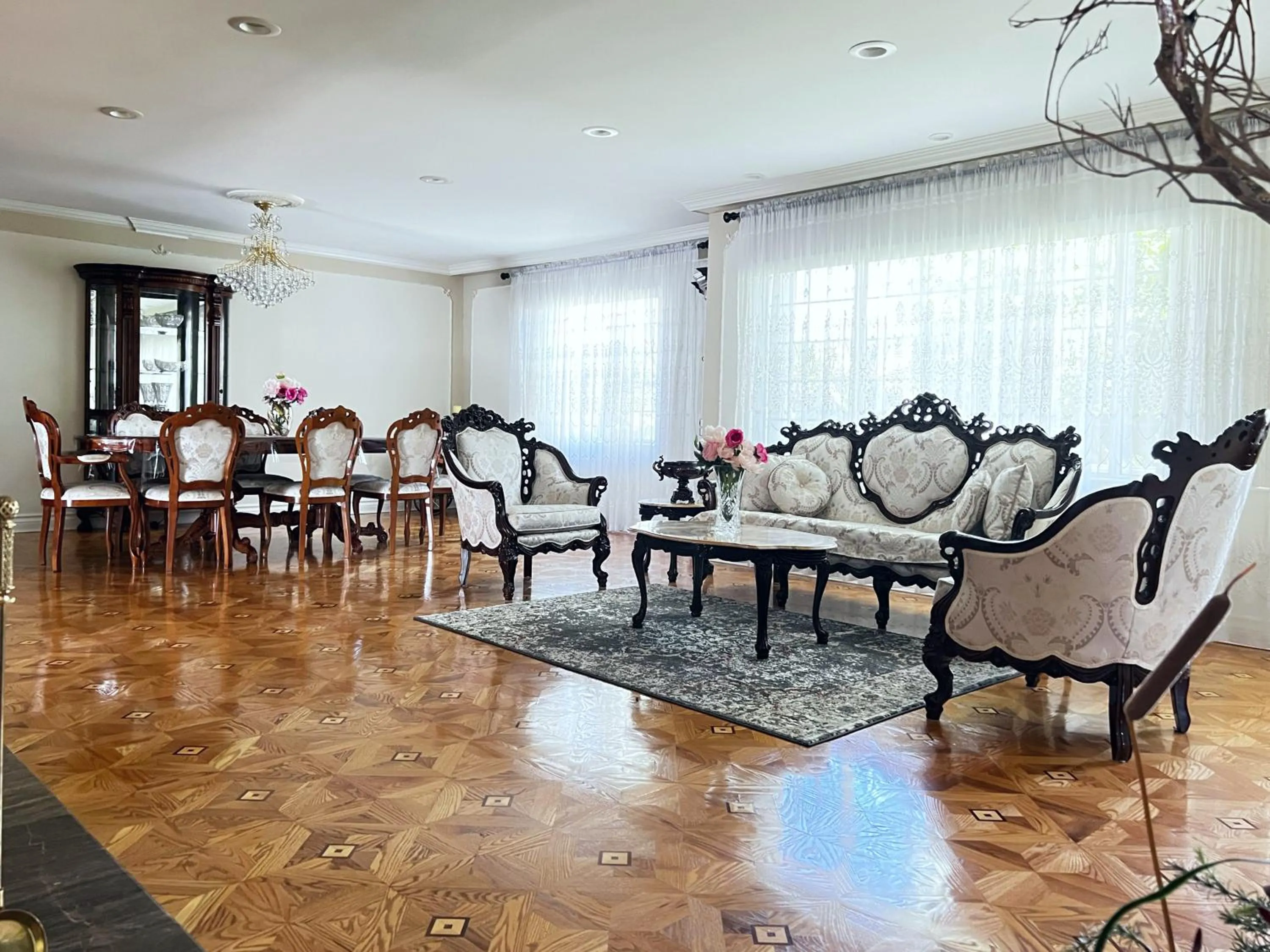 Living room in NoHo Luxury Oasis I saltwater pool-spa I sleeps up to 8 I 15 mins from Hollywood