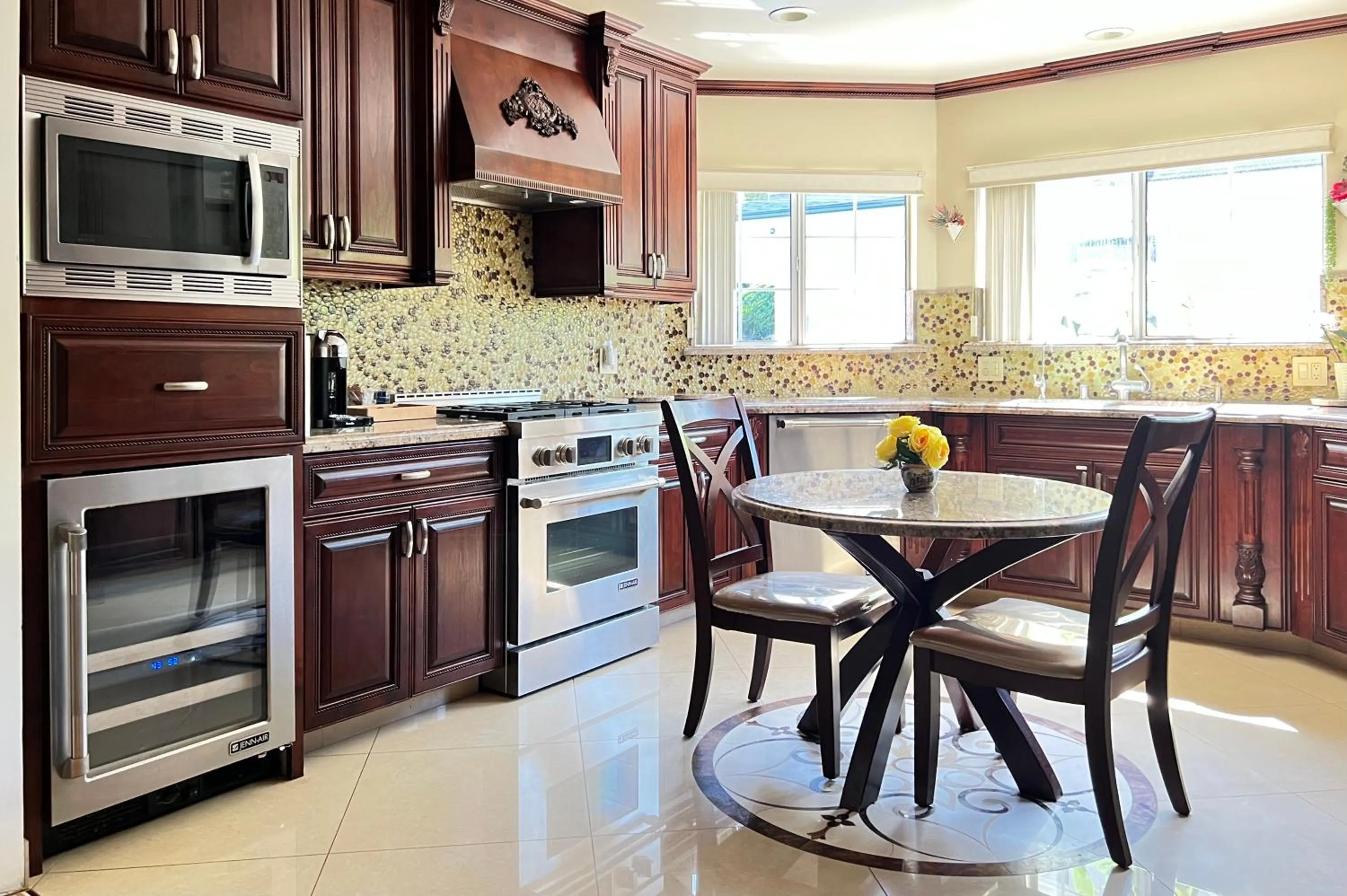 kitchen in NoHo Luxury Oasis I saltwater pool-spa I sleeps up to 8 I 15 mins from Hollywood