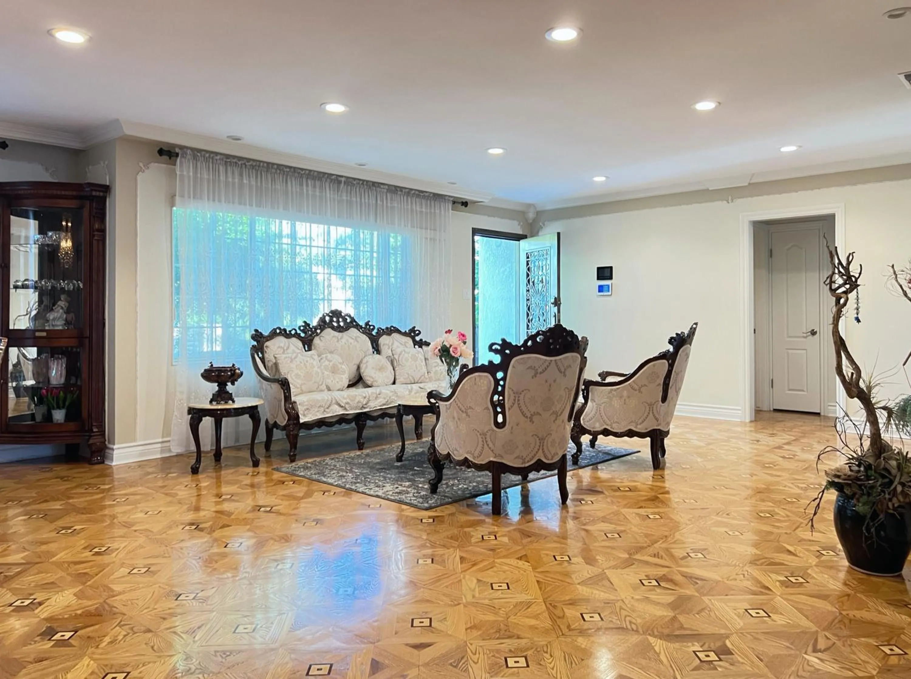 Living room in NoHo Luxury Oasis I saltwater pool-spa I sleeps up to 8 I 15 mins from Hollywood