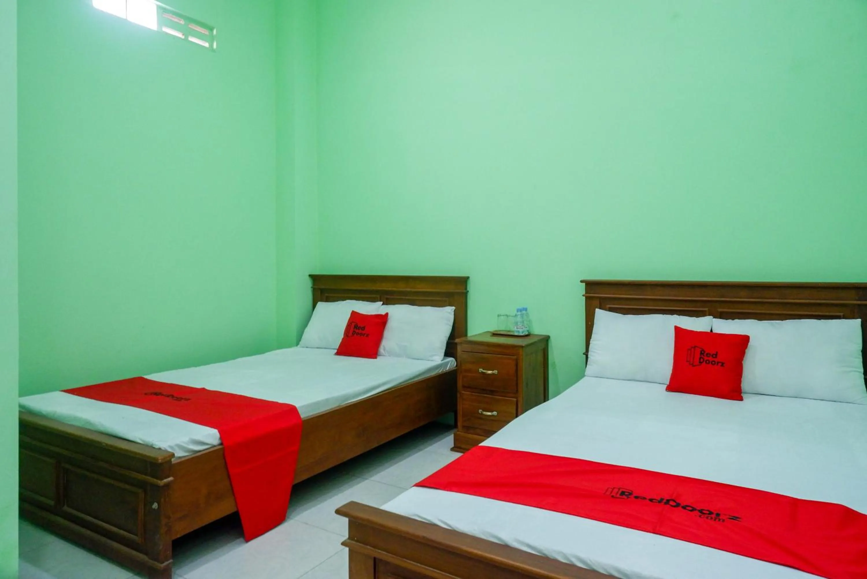 Twin Room in RedDoorz Syariah near Monumen Jogja Kembali