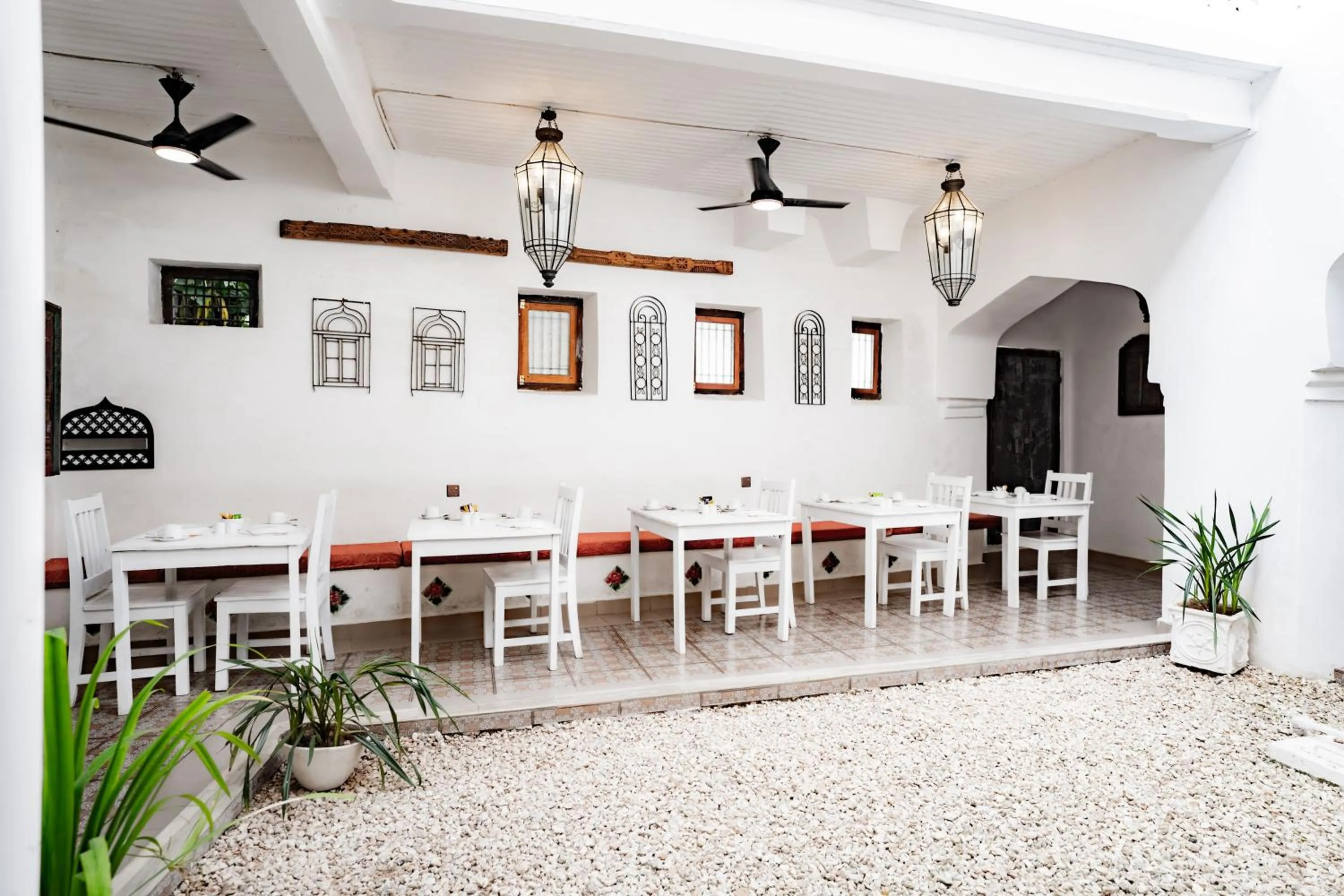 Restaurant/places to eat in Zanzi House