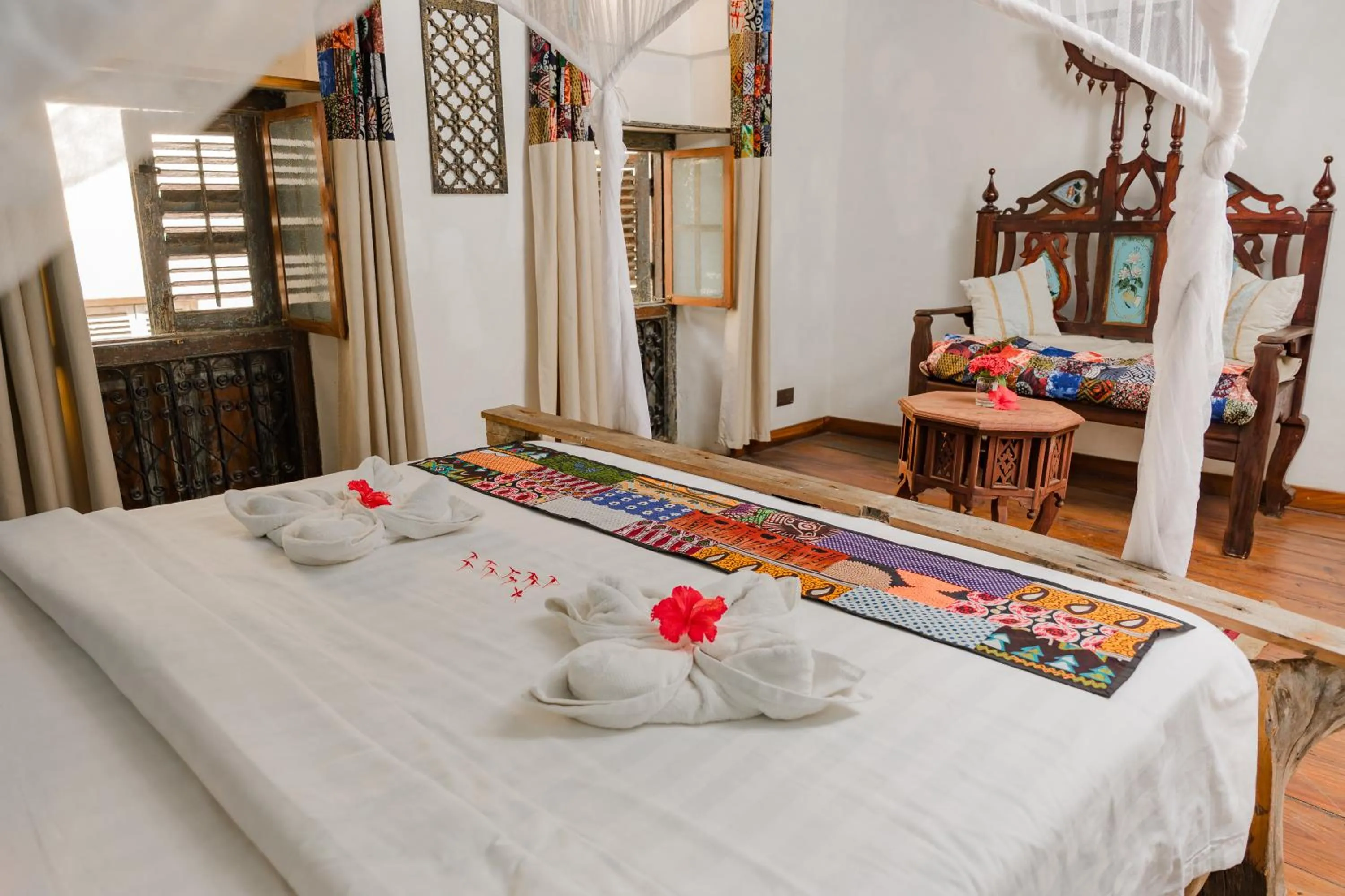 Seating area, Bed in Emerald Palm Courtyard Hotel