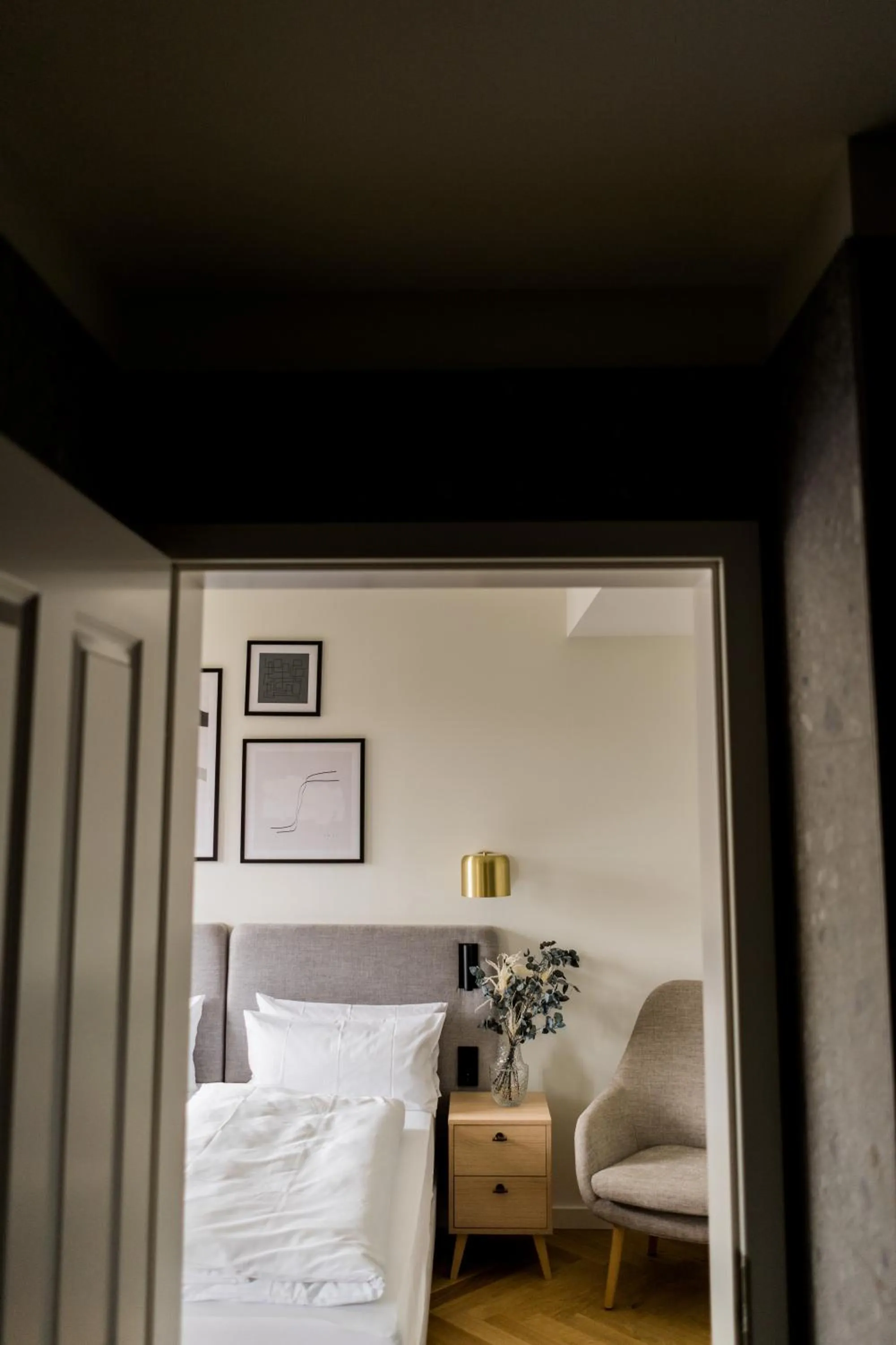 Seating area, Bed in Bob W Munich Airport - Peterhof